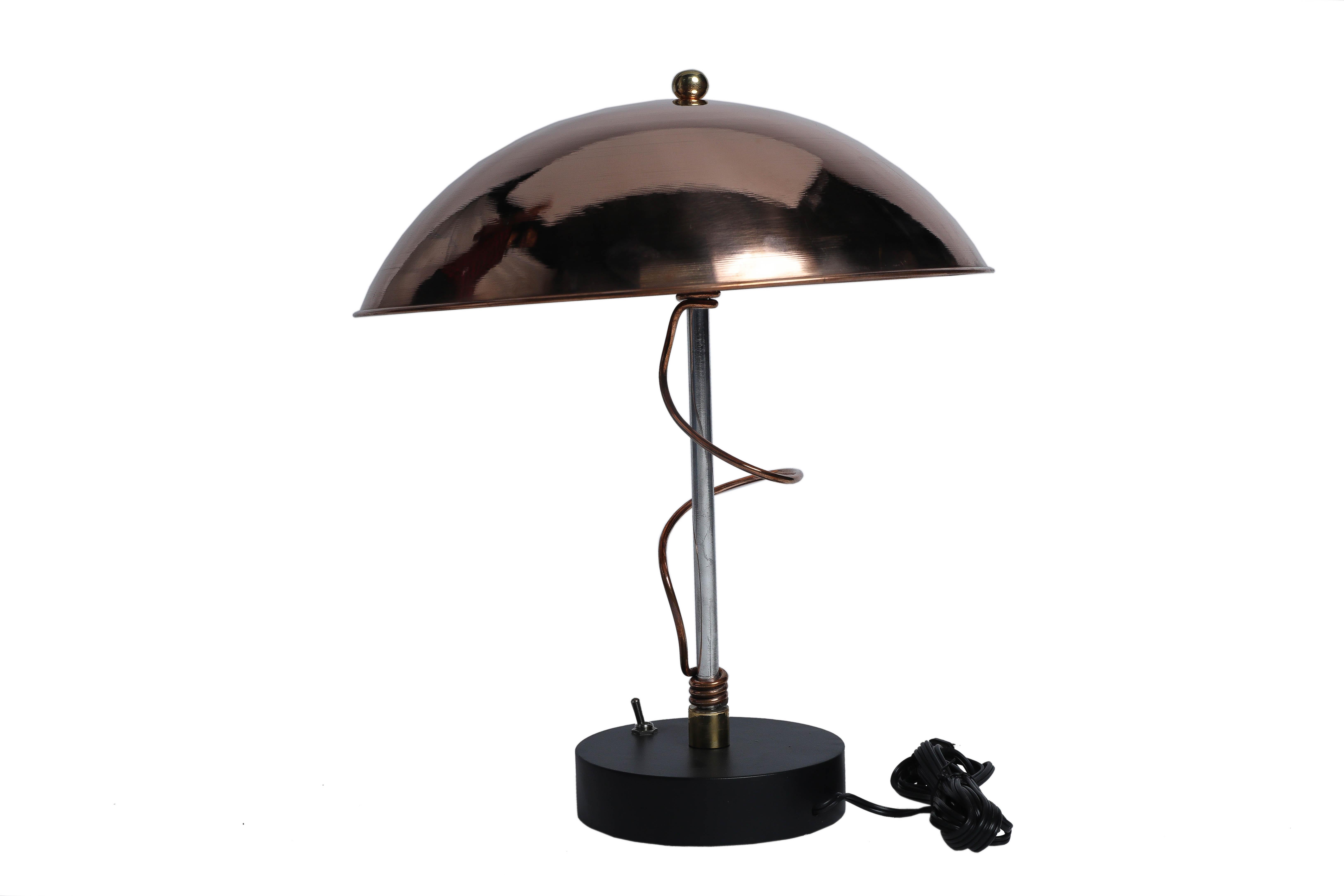 Une paire de lampes de table modernes du milieu du siècle avec un abat-jour en cuivre et un fil de cuivre enroulé (entourant le composant électrique).  La base en fer a un diamètre de 6
