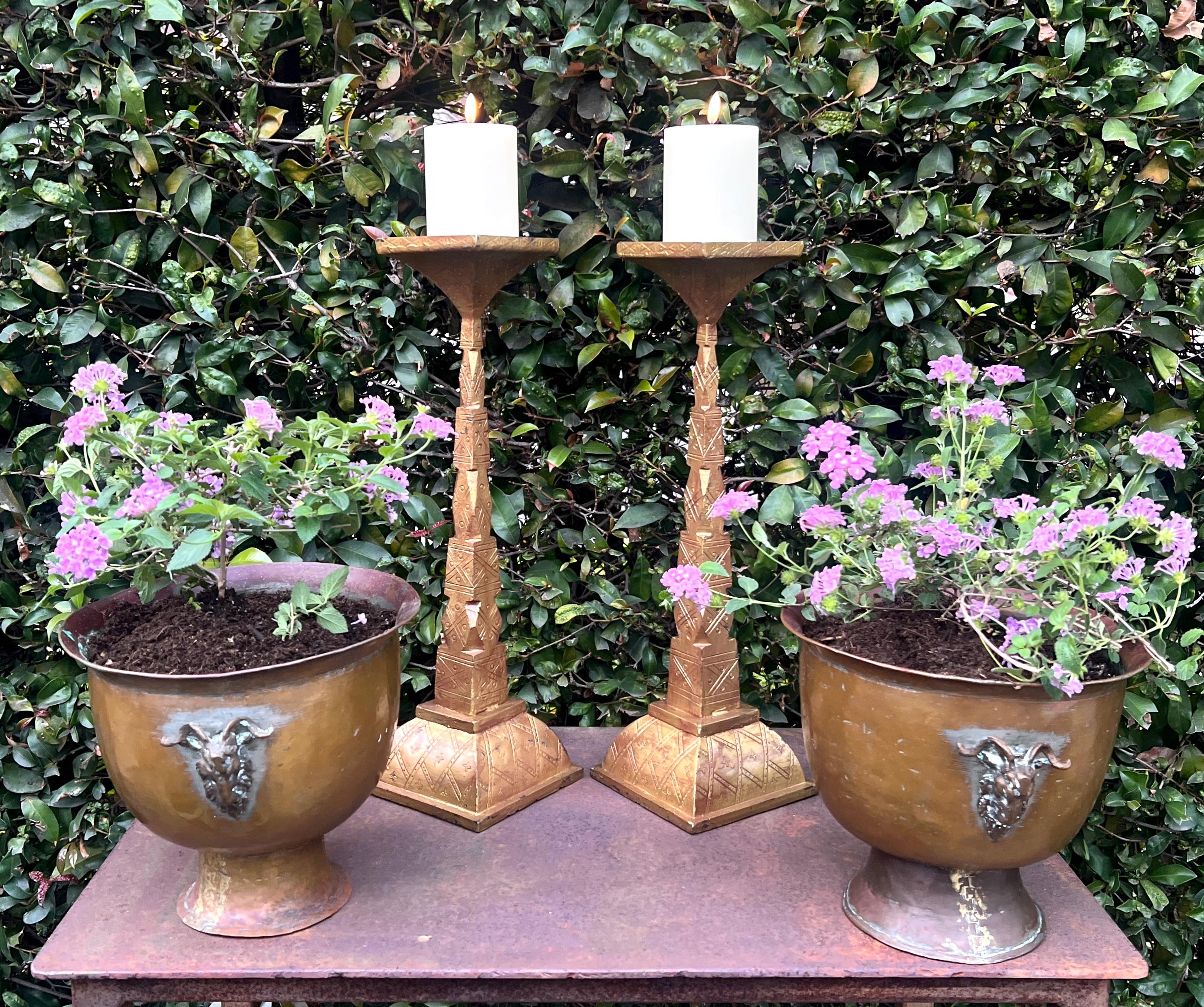 Coppia di fioriere in rame, ottone e altri metalli fortemente patinati - Ciascuna è dotata di una coppia di martelli su entrambi i lati per maniglie o decorazioni.

La coppia è un complemento d'arredo per qualsiasi giardino,  In coppia sono perfetti