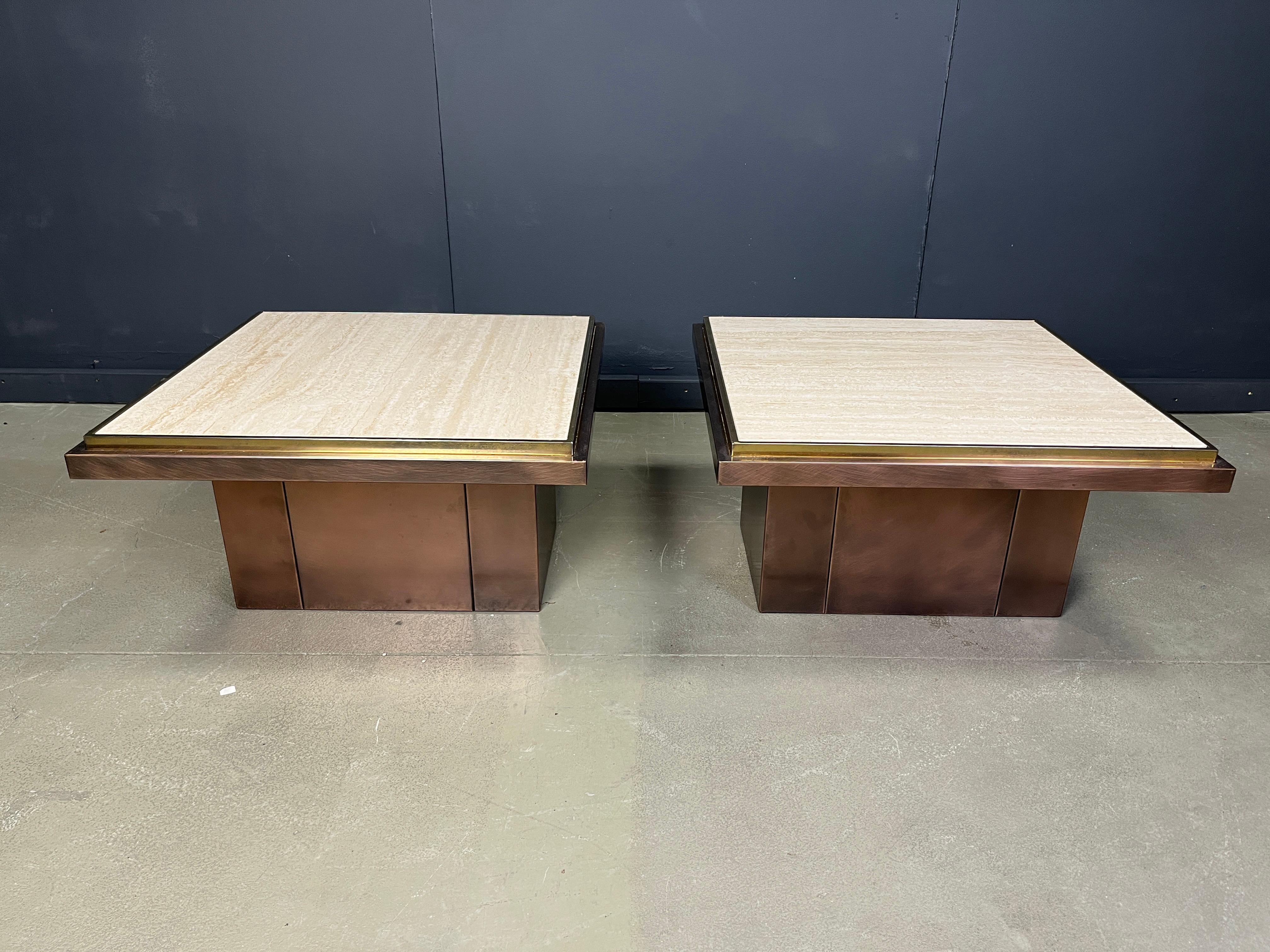 
Paar Couchtische, hergestellt von Belgochrom.

Sie bestehen aus einem verkupferten Rahmen mit einer eingelegten Travertinplatte mit Messingeinfassung.

1970er Jahre - Belgien

Sehr guter Zustand

Abmessungen
Höhe: 40cm
Breite: 75 cm
Tiefe: 75