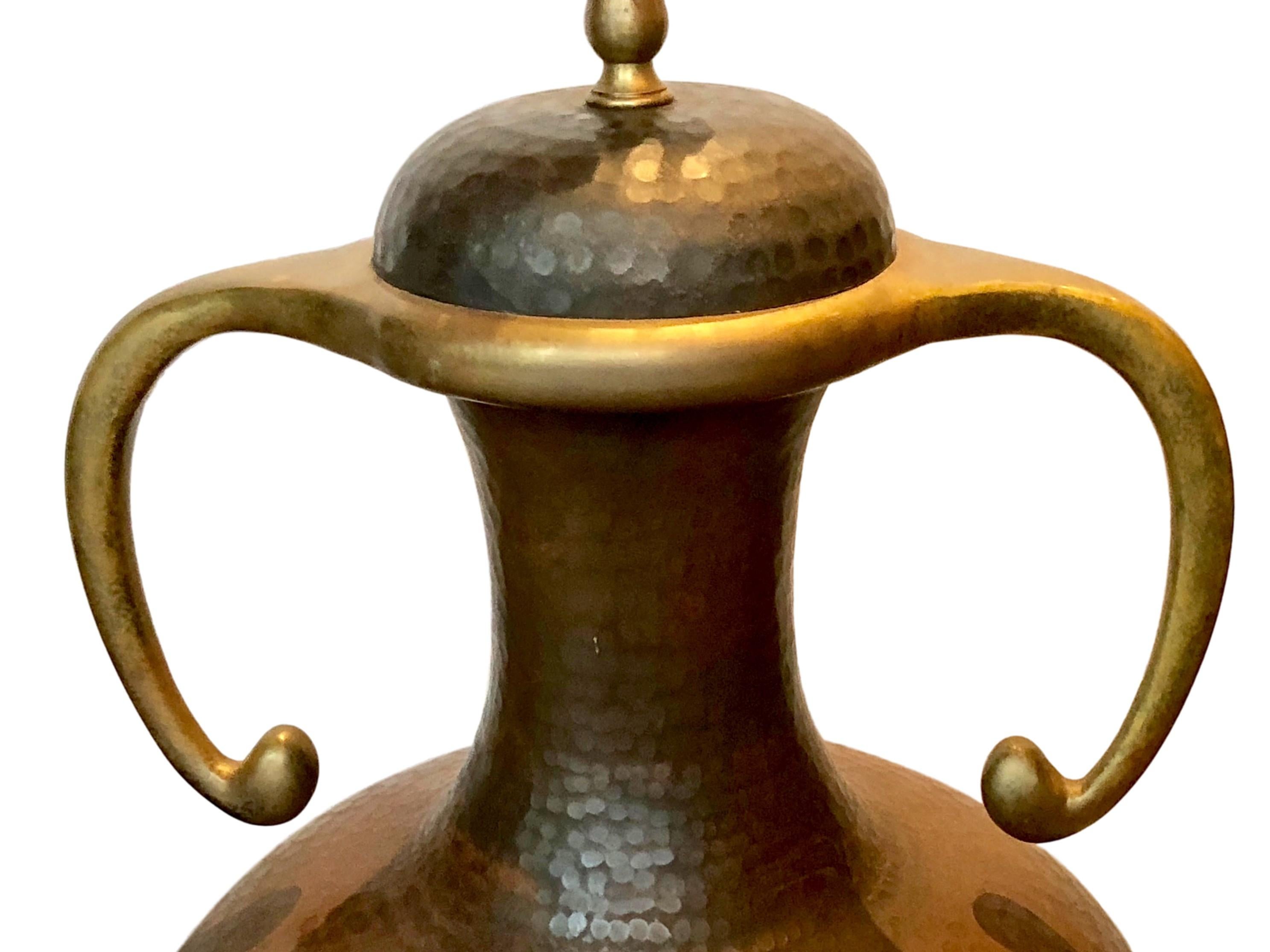 Zwei große amerikanische Arts & Crafts-Tischlampen aus gehämmertem Kupfer mit Bronzegriffen und originaler Patina aus der Zeit um 1940.

Abmessungen:
Höhe des Körpers: 19,5
