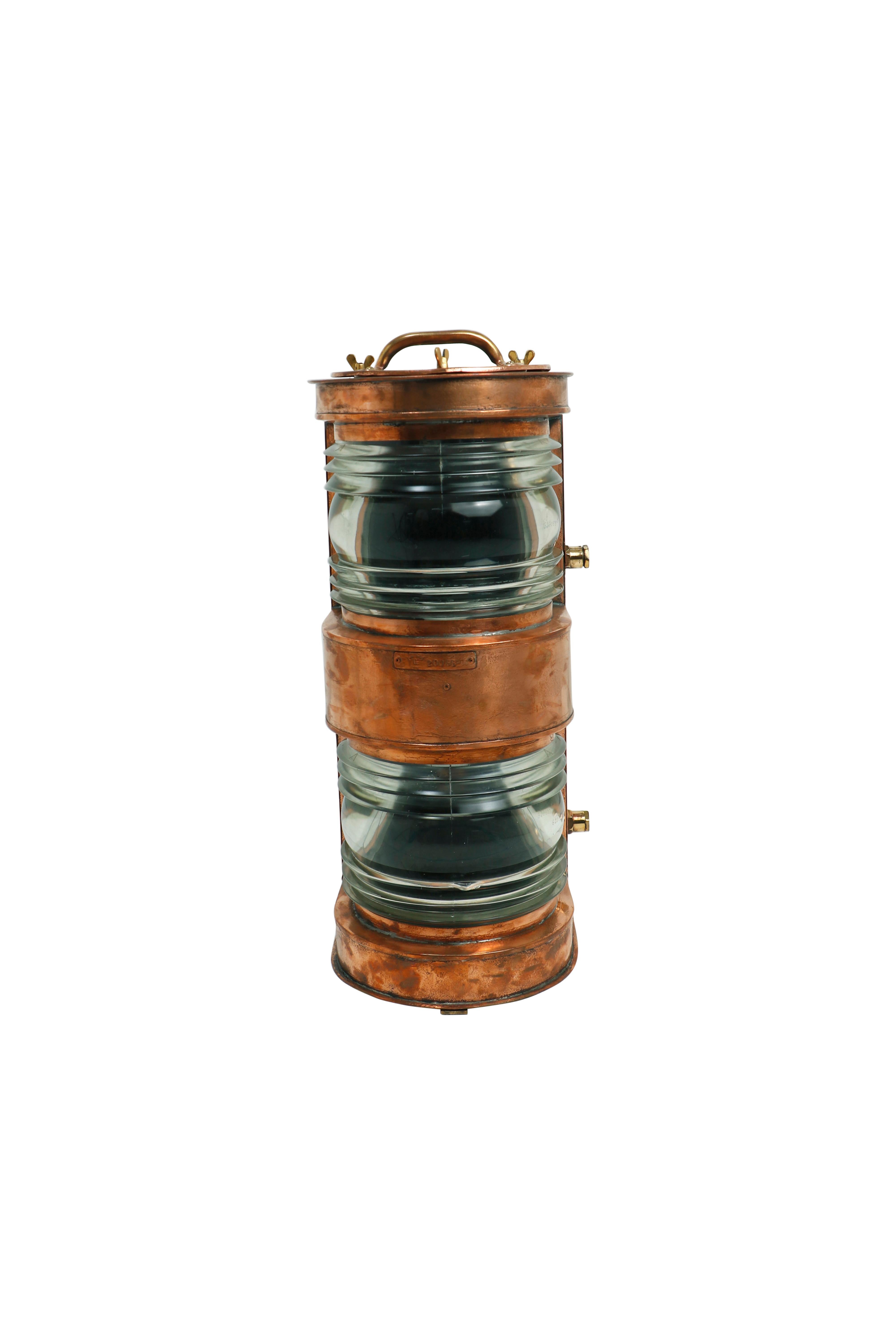 Raro par de luces de faro de cobre con lente de Fresnel.  Cada una de ellas tiene una luz doble con portalámparas de base estándar para un total de cuatro, correspondientes a las cuatro lentes de Fresnel de la parte delantera de las luces.  El