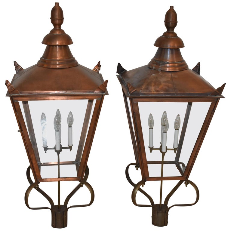 Paire de lanternes extérieures en cuivre and en laiton de style  Williamsburg - En vente sur 1stDibs