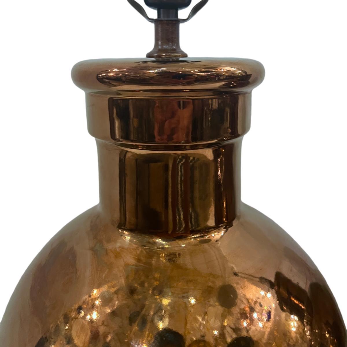 Coppia di lampade in porcellana smaltata di rame degli anni '60 circa con base in lucite.

Misure:
Altezza del corpo: 13
Altezza del paralume: 23.5