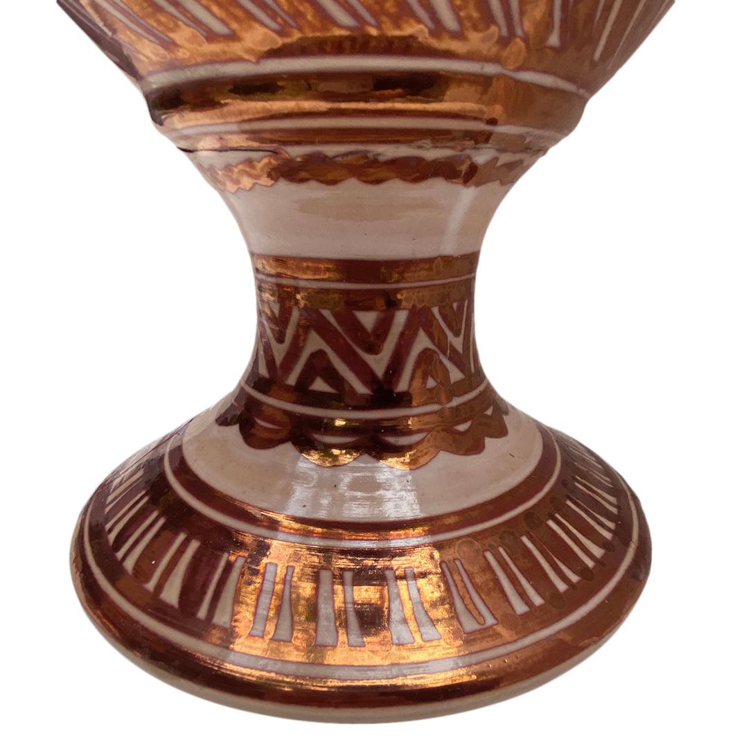 Porcelaine Paire de vases en porcelaine émaillée cuivre, vendus individuellement en vente
