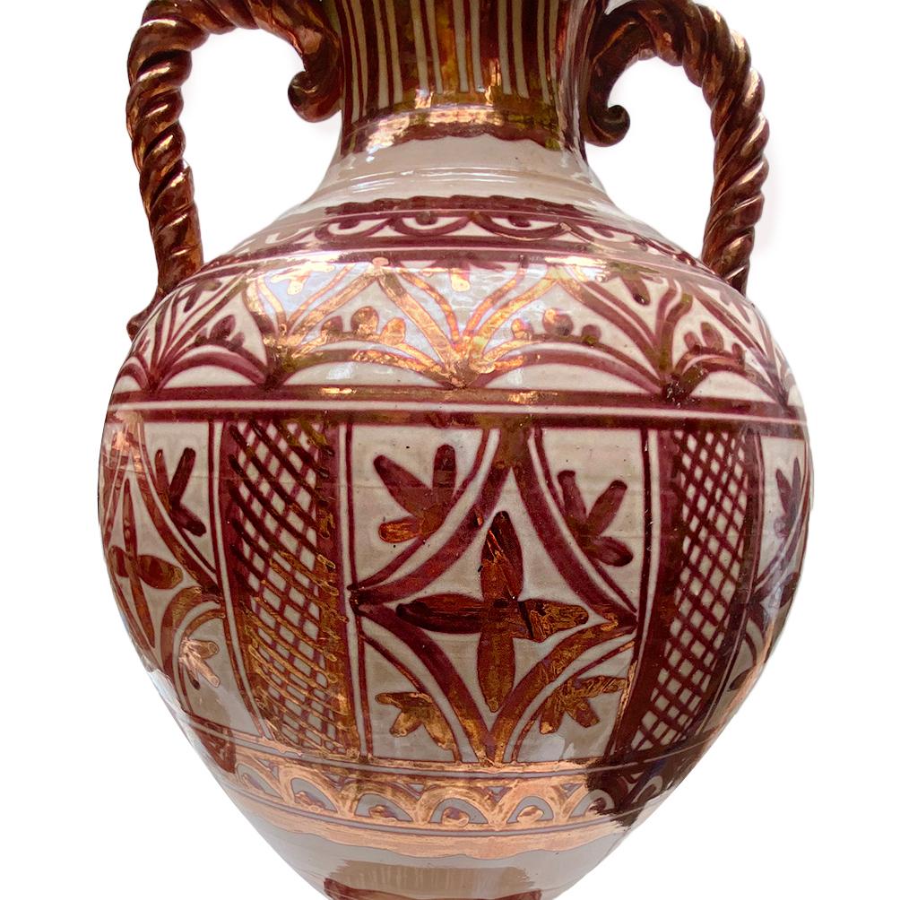 Paire de vases en porcelaine émaillée cuivre, vendus individuellement en vente 1