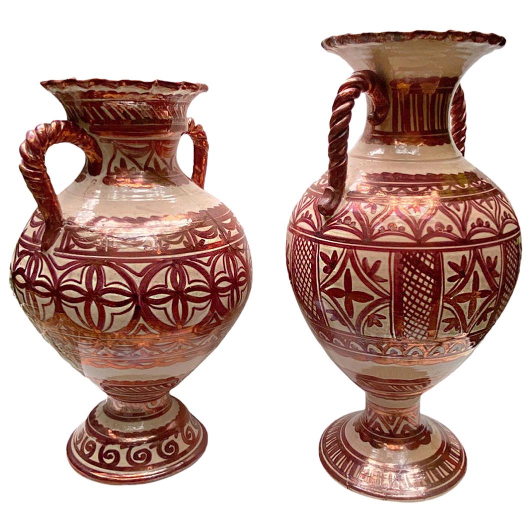 Paire de vases en porcelaine émaillée cuivre, vendus individuellement en vente