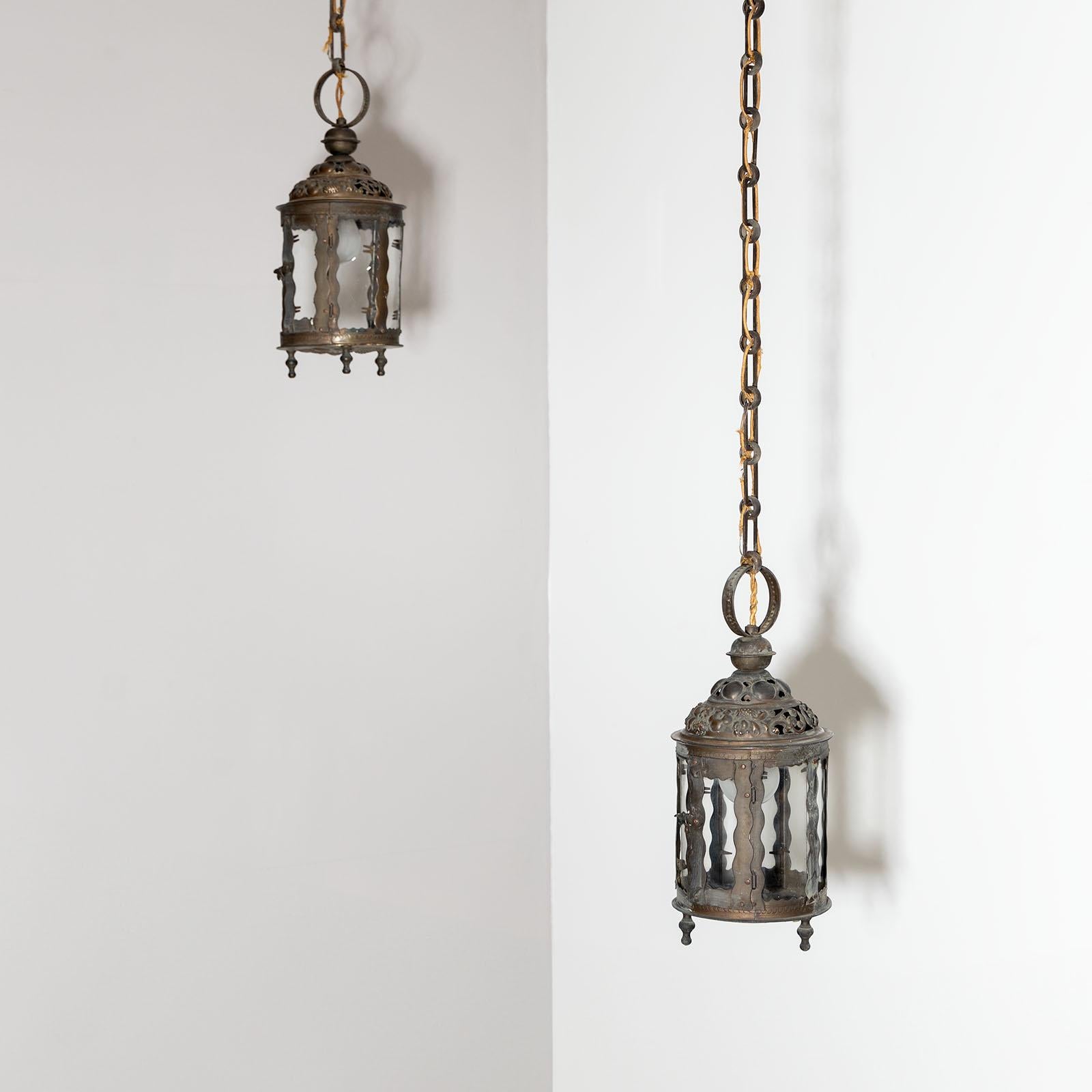 Pair of copper lanterns as hanging lamps with small door, glass panes and long link chain. The lanterns have an old electrification and need to be rewired. Lamp dimensions: 38 x 16 x 16 cm; length with chain: 80 / 140 cm.