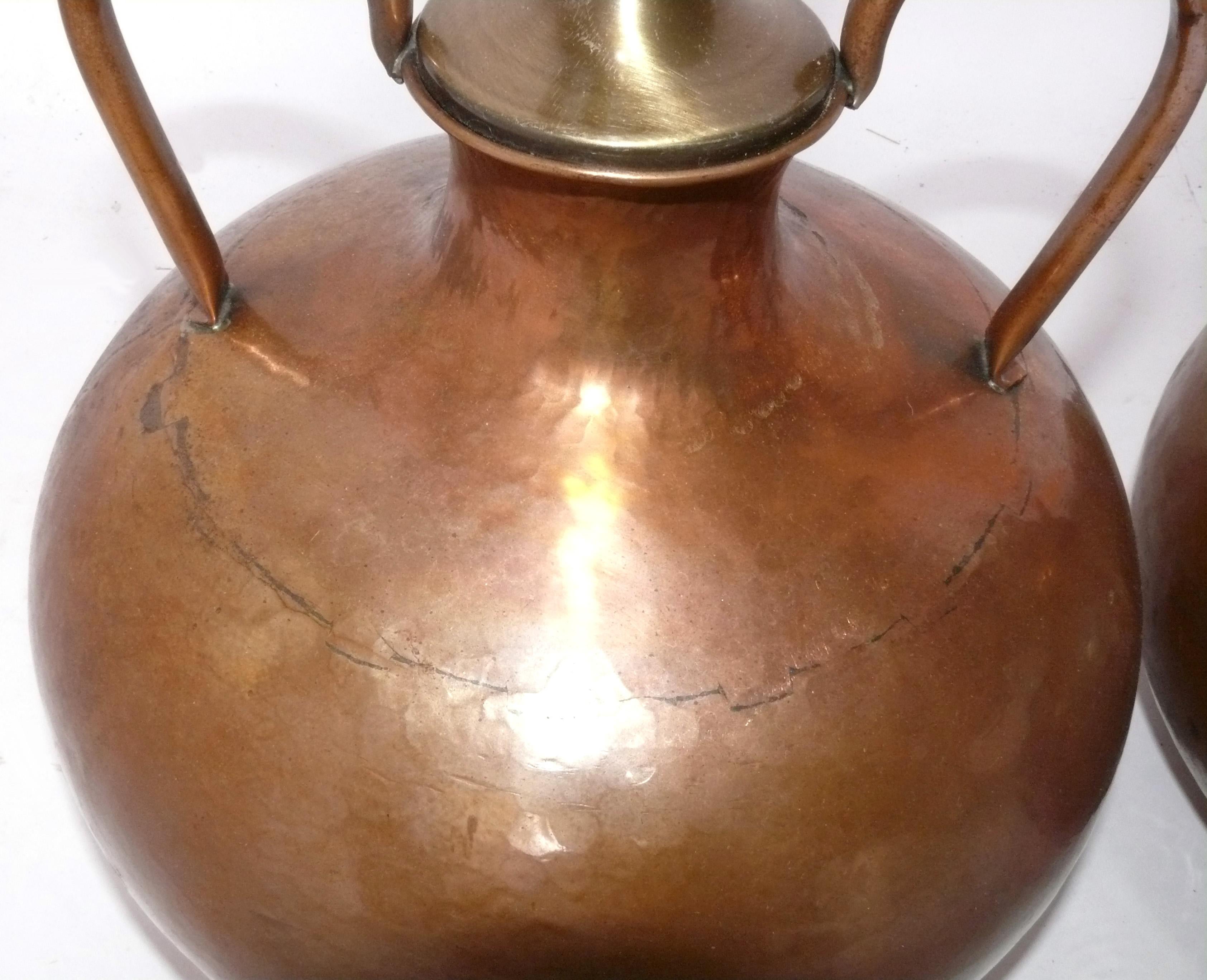 Milieu du XXe siècle Paire de lampes Urnes en Cuivre Câblées Patine Chaude en vente