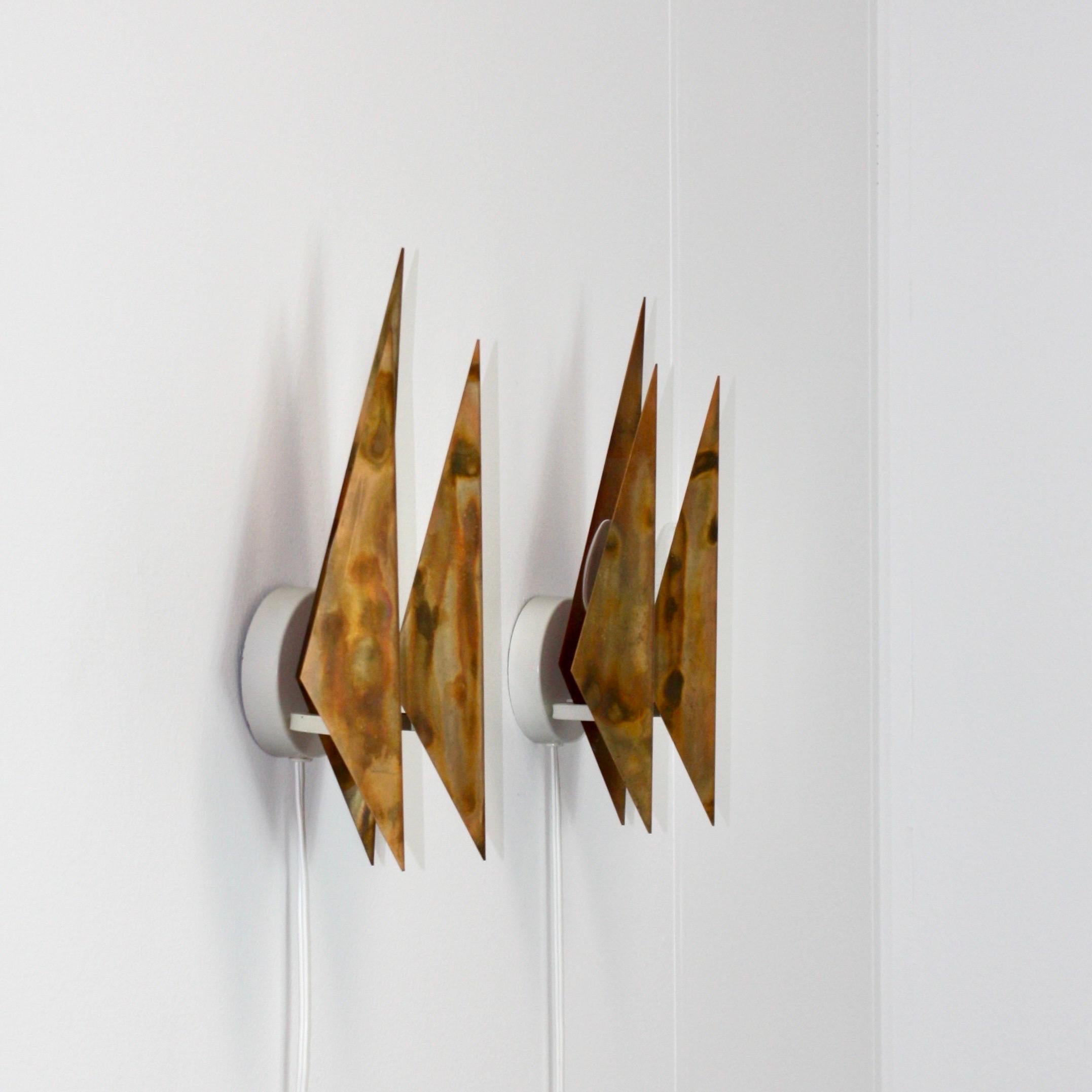 A pair of eye-catching Copper wall lamps with diamond-shaped leafs designed by Svend Aage Holm Sorensen in the 1960s. A true masterpiece from the design lightning designer.

* A pair (2) sconces with three flame-cut diamond-shaped copper leafs
*