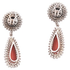 Paire de boucles d'oreilles pendantes en corail, diamants et onyx