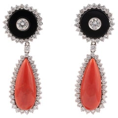 Paire de boucles d'oreilles pendantes en corail, diamants et onyx