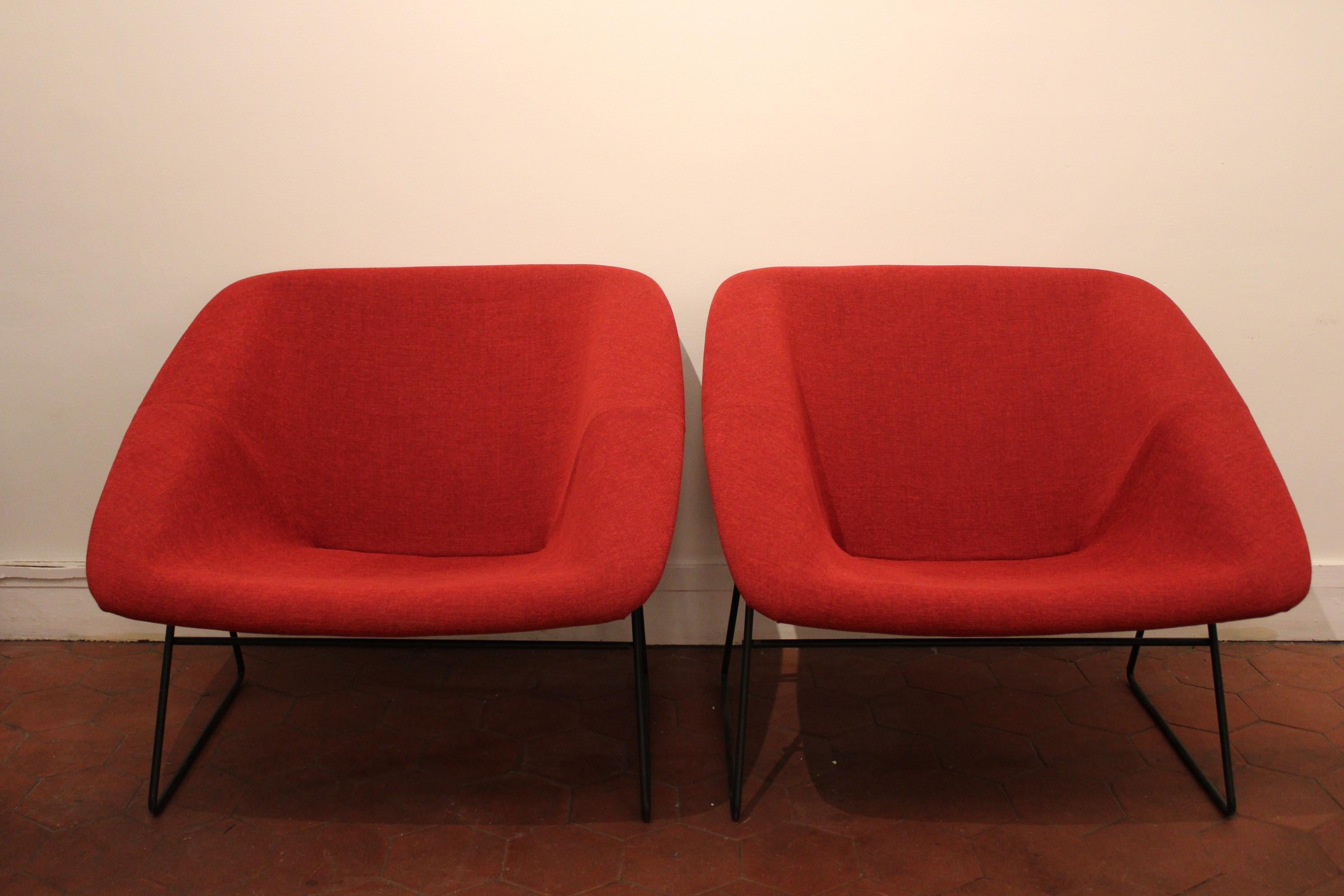 Pair of Corb armchairs by the A.R.P. (= plastic research workshop : Joseph Andre´ Motte, 
Pierre Guariche, Michel Mortier)
Edited by Steiner. France, circa 1956. 
Black lacquered metal, red fabric.

Height : 70 cm x Seat : 40 cm, Width: 80 cm.
