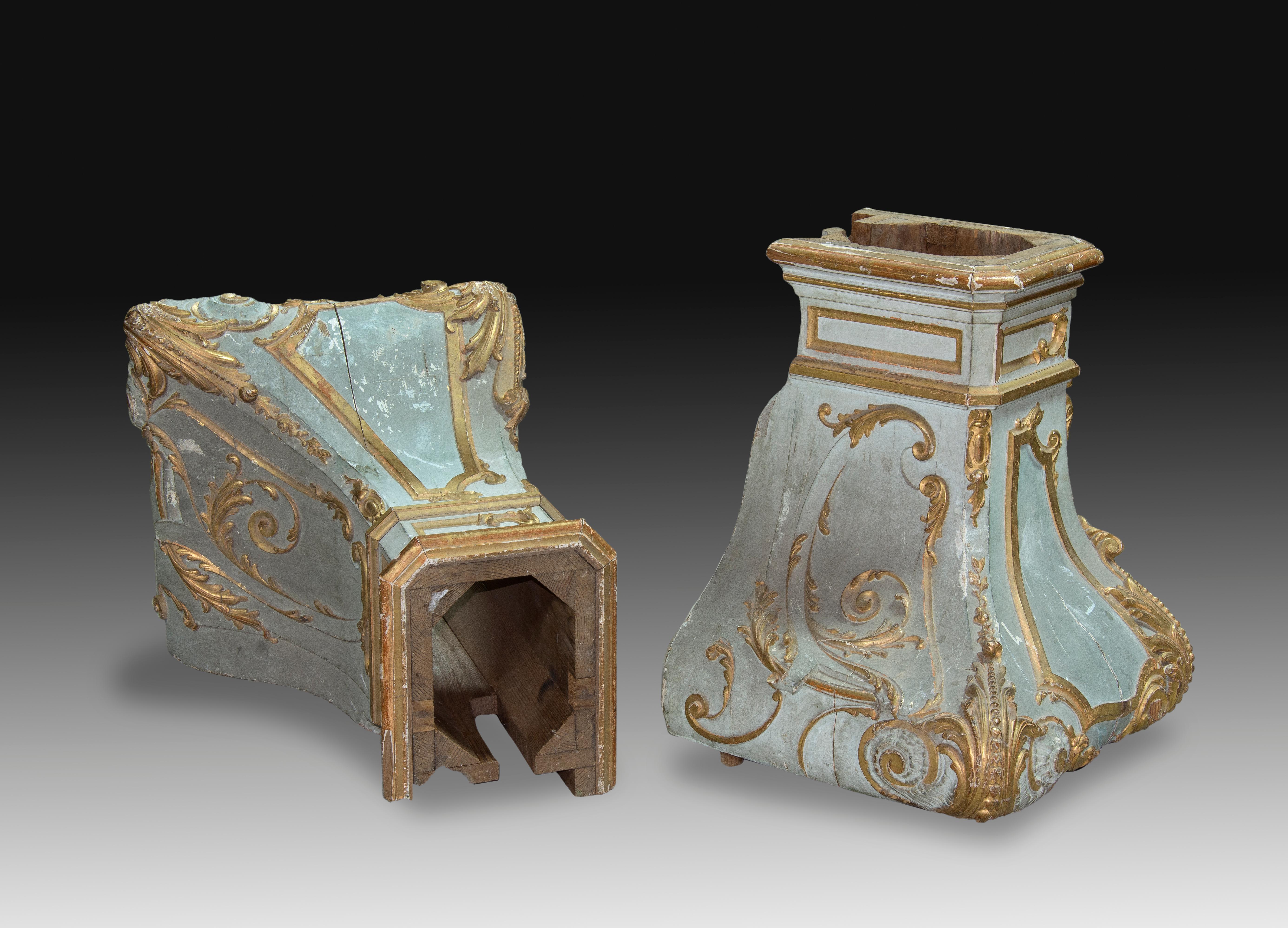 Pair of corbels. Polychrome and gilded pine wood. France, 19th century.
Pair of architectural pieces made of carved, polychrome and gilded pine wood in the shape of capitals, and have been decorated with a series of moldings and plant decorative