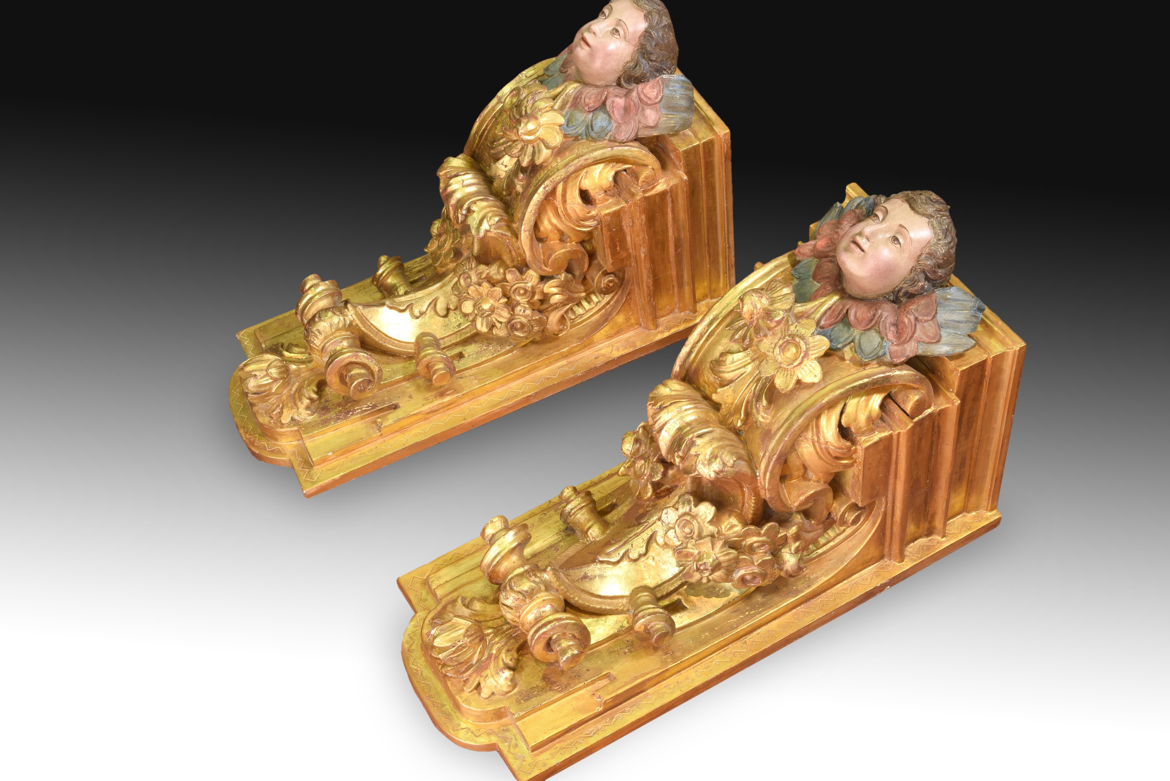 Pair of brackets. Carved and polychrome wood. Castilla, 18th century. 
Pair of equal brackets, each formed by a base of staggered moldings of classic souvenir, these decorated with a composition made of contrasting tips and tornapuntas enhanced