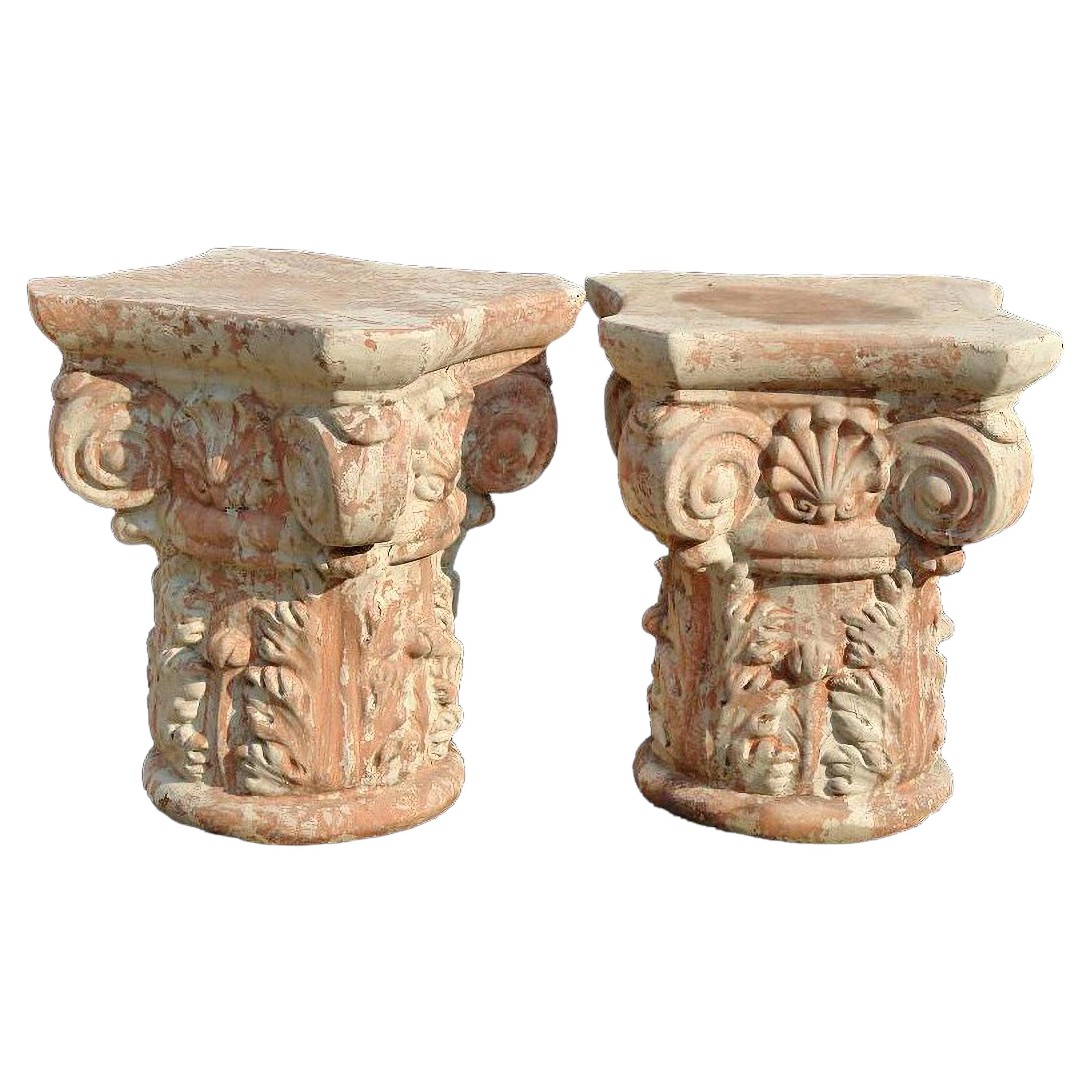 COPPIA DI CAPITELLI CORINTI, 47 CM H / 40 X 40 CM IN TERRACOTTA 21° secolo