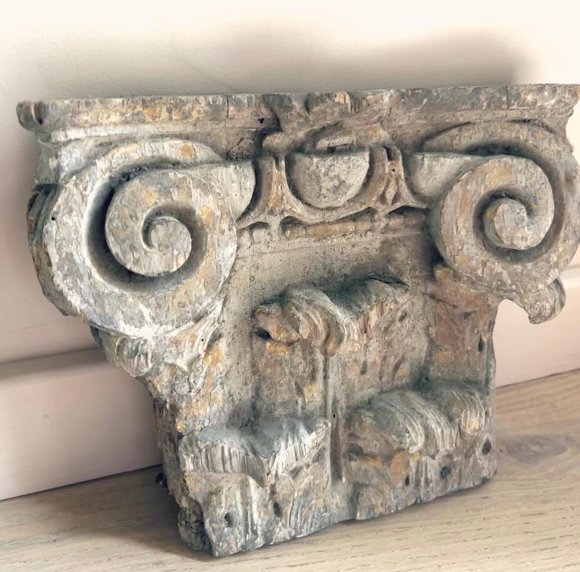 Pair of Corinthian capitals of wooden pilasters, 17th century, France In Good Condition For Sale In Tourinnes-la-Grosse (Beauvechain), BE