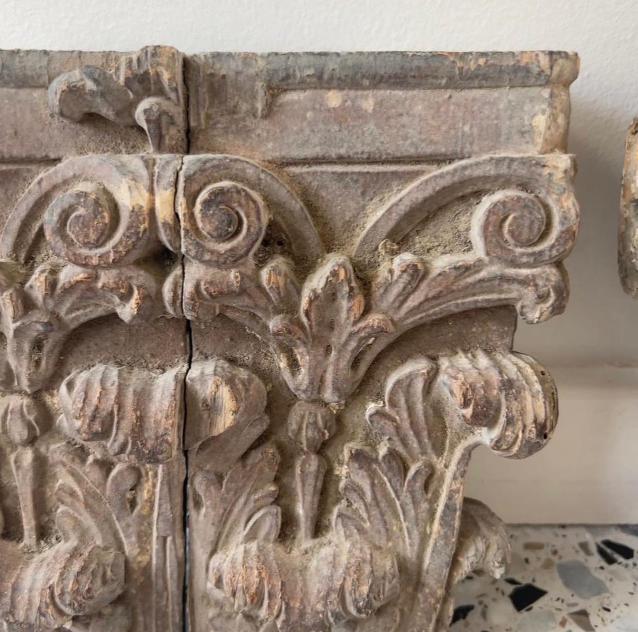 Pair of Corinthian capitals of wooden pilasters, 17th century, France For Sale 1