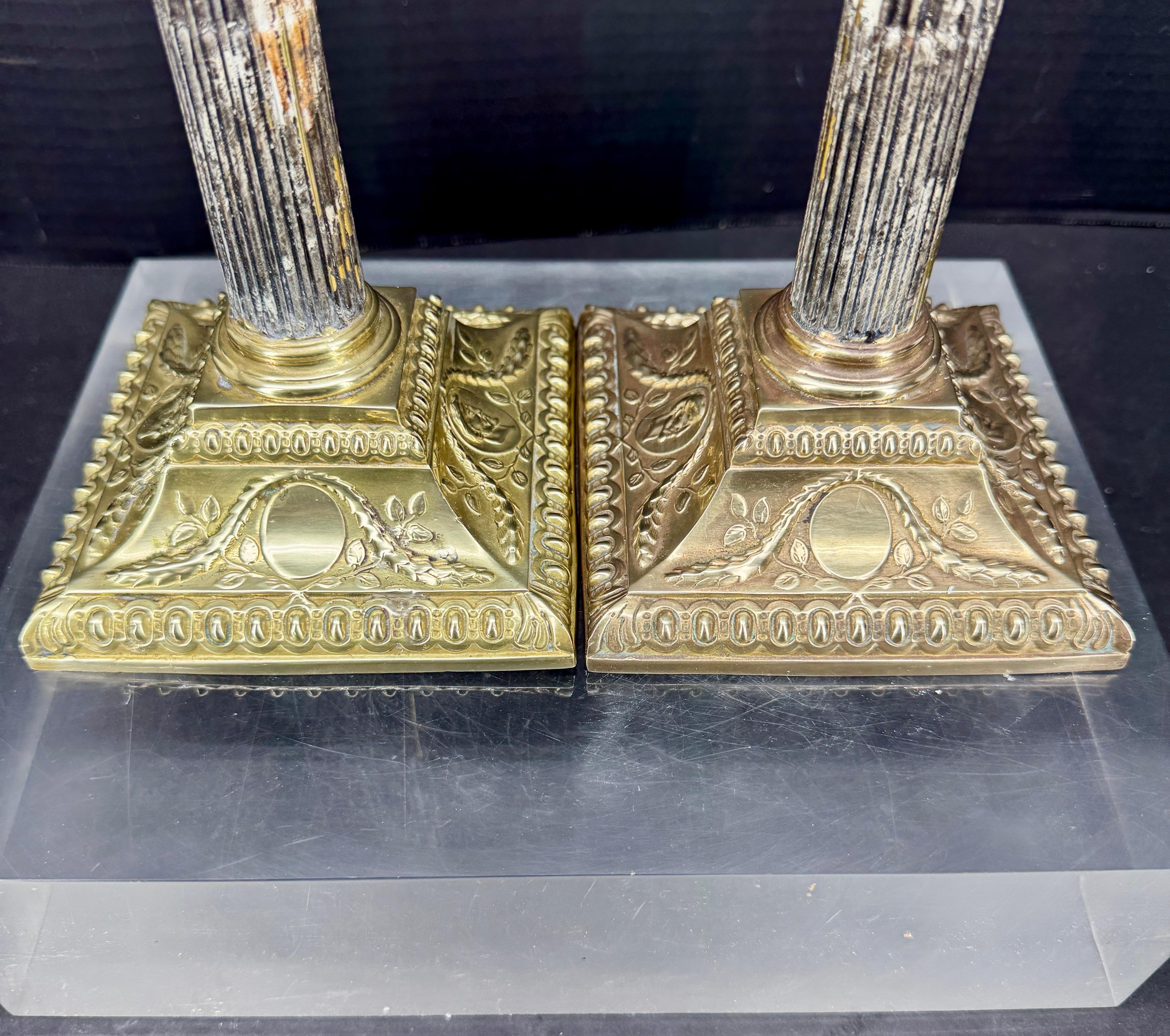Coppia di candelabri a colonna corinzia in finto marmo ormolinato in vendita 2