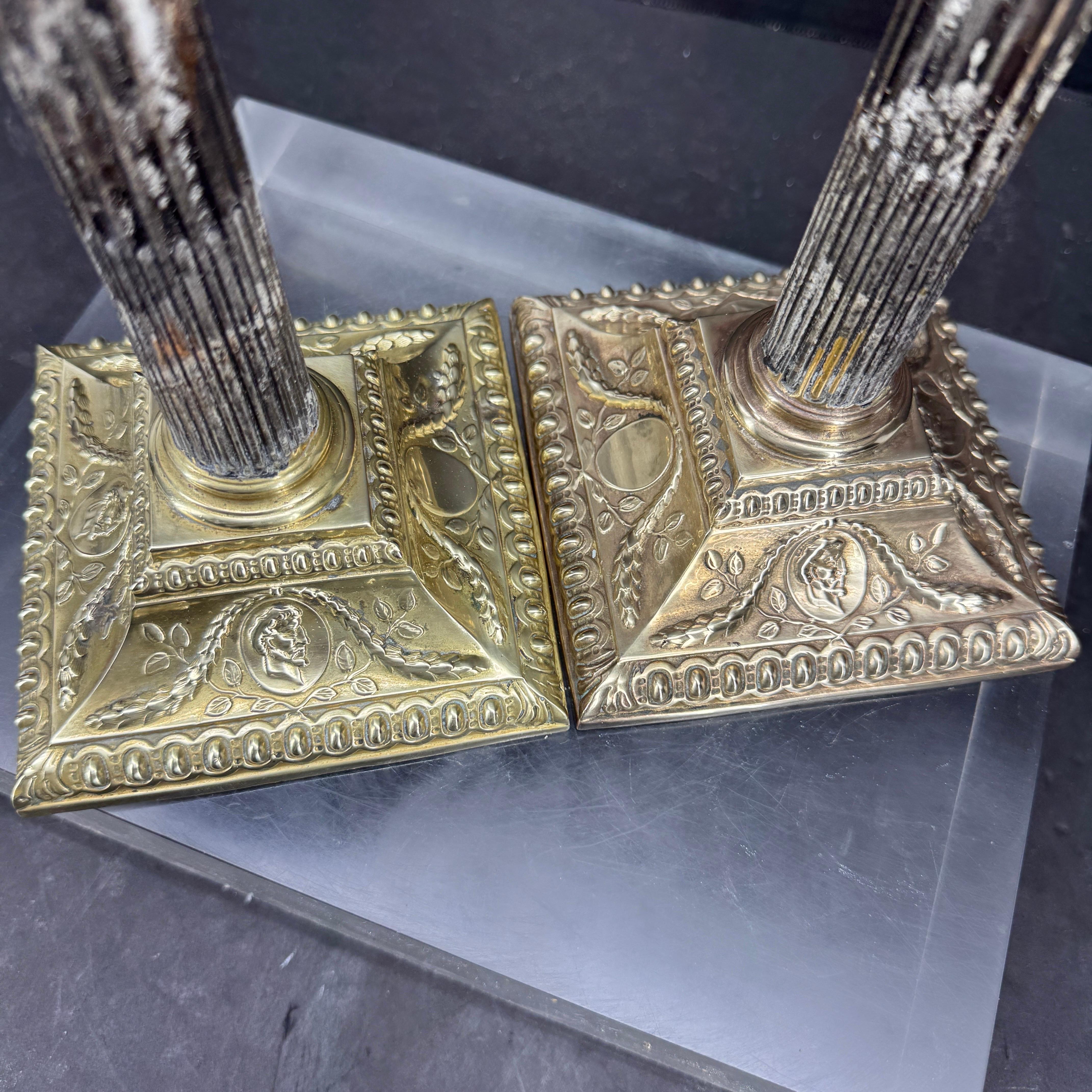 Coppia di candelabri a colonna corinzia in finto marmo ormolinato in vendita 3