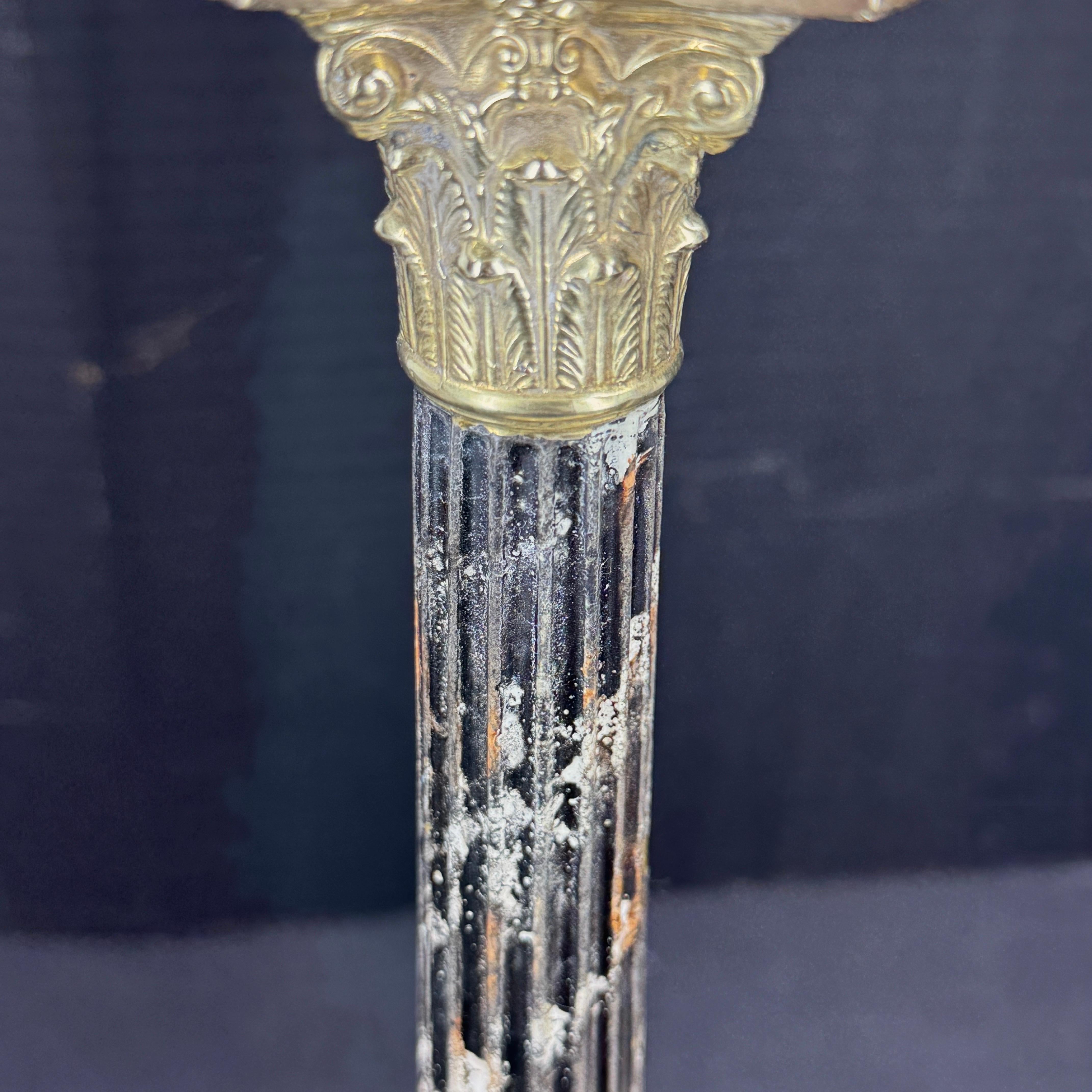 Coppia di candelabri a colonna corinzia in finto marmo ormolinato in vendita 4