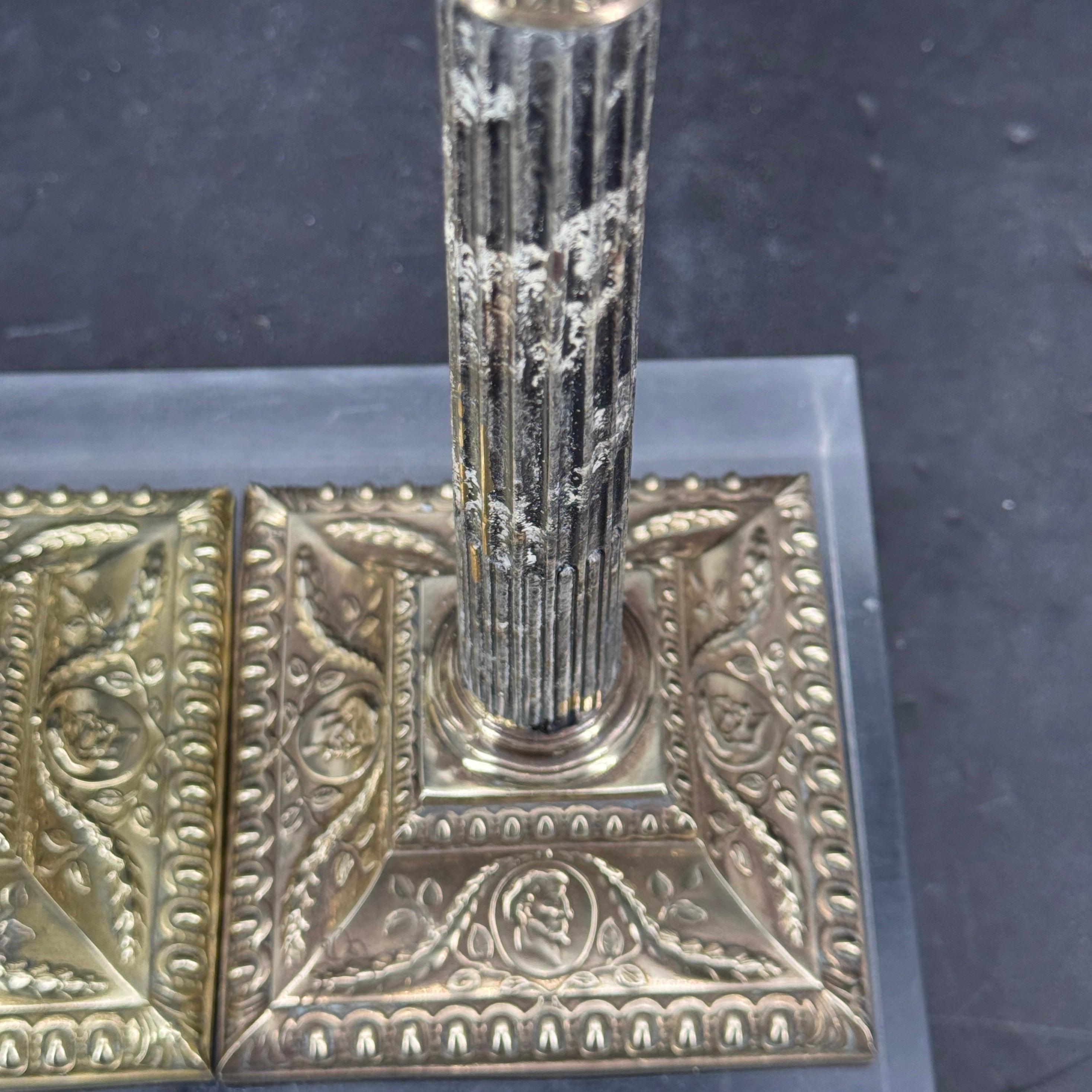Coppia di candelabri a colonna corinzia in finto marmo ormolinato in vendita 8