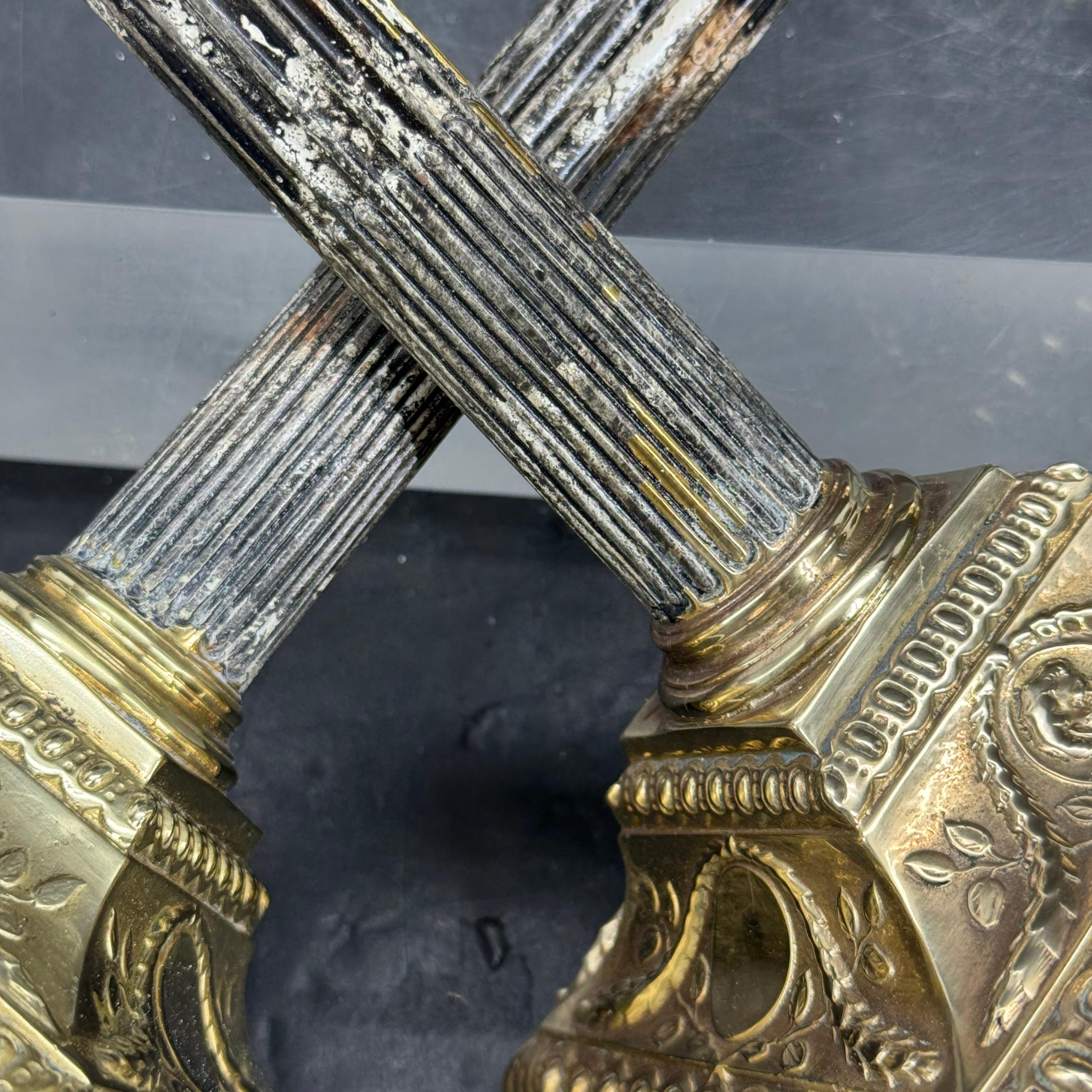 Coppia di candelabri a colonna corinzia in finto marmo ormolinato in vendita 10
