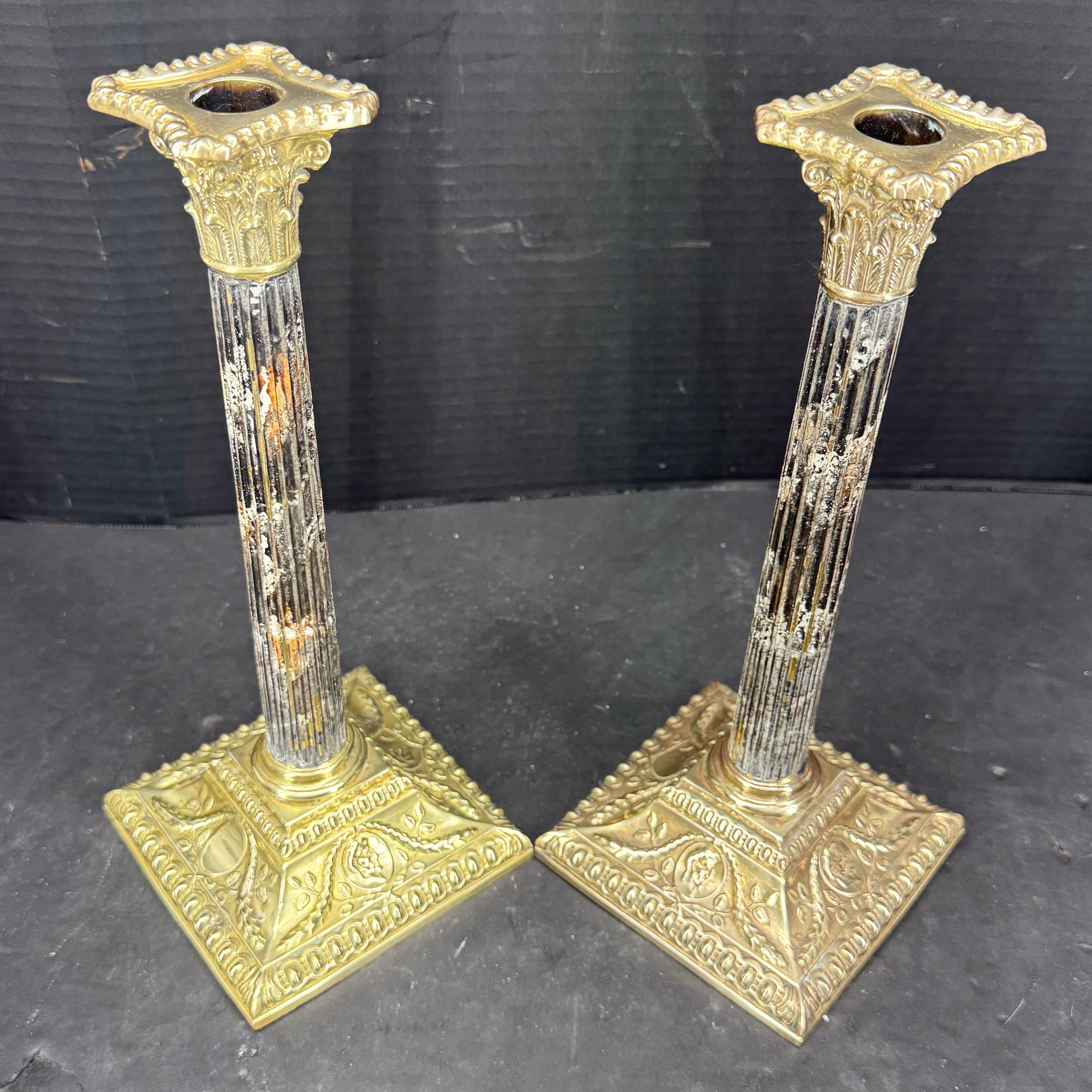 Impressionante coppia di candelieri a colonna corinzia con un bellissimo e decorativo capitello con steli in finto marmo e una dettagliata base quadrata. Una coppia fantastica, da posizionare su un tavolino o un tavolo da pranzo. 