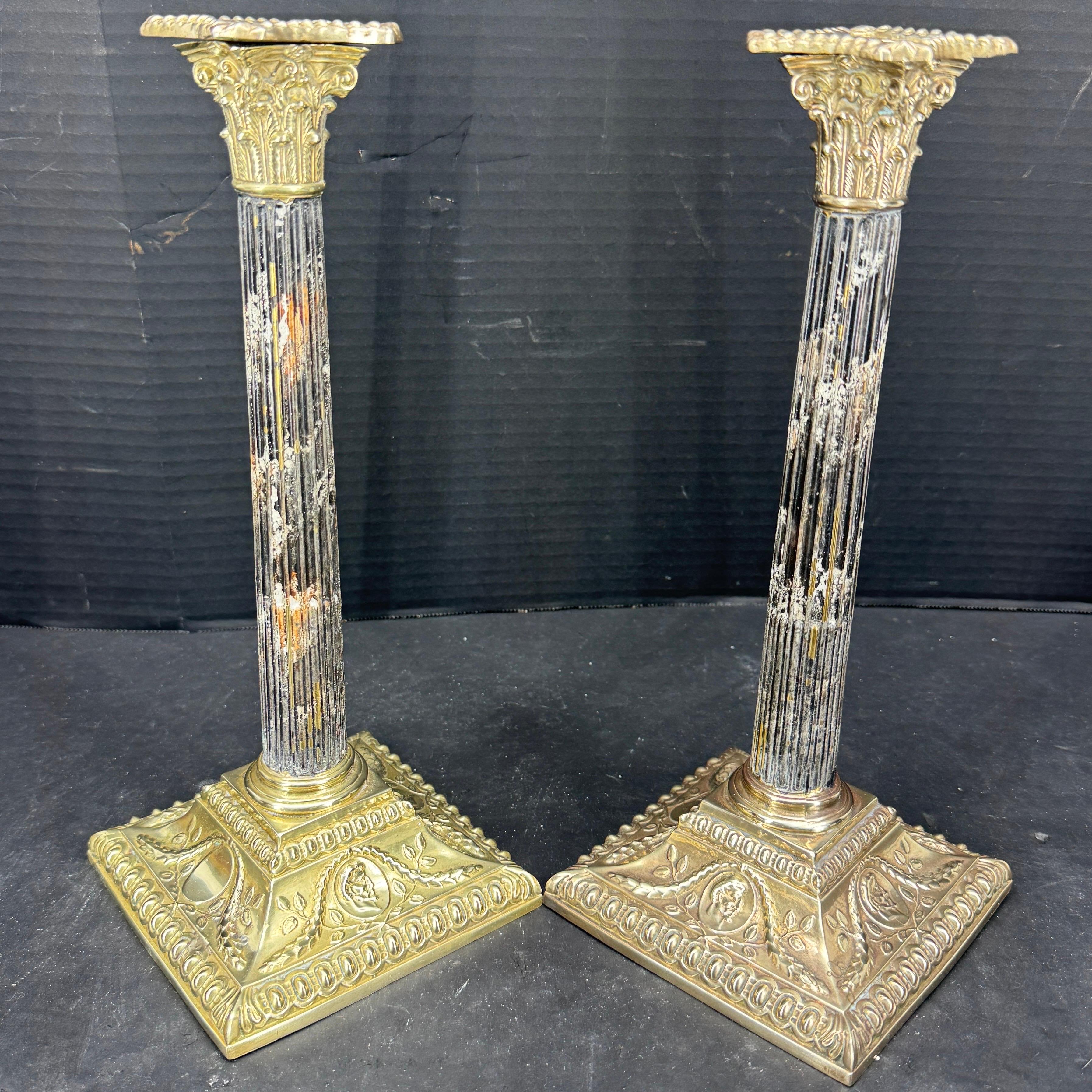 Stile impero Coppia di candelabri a colonna corinzia in finto marmo ormolinato in vendita