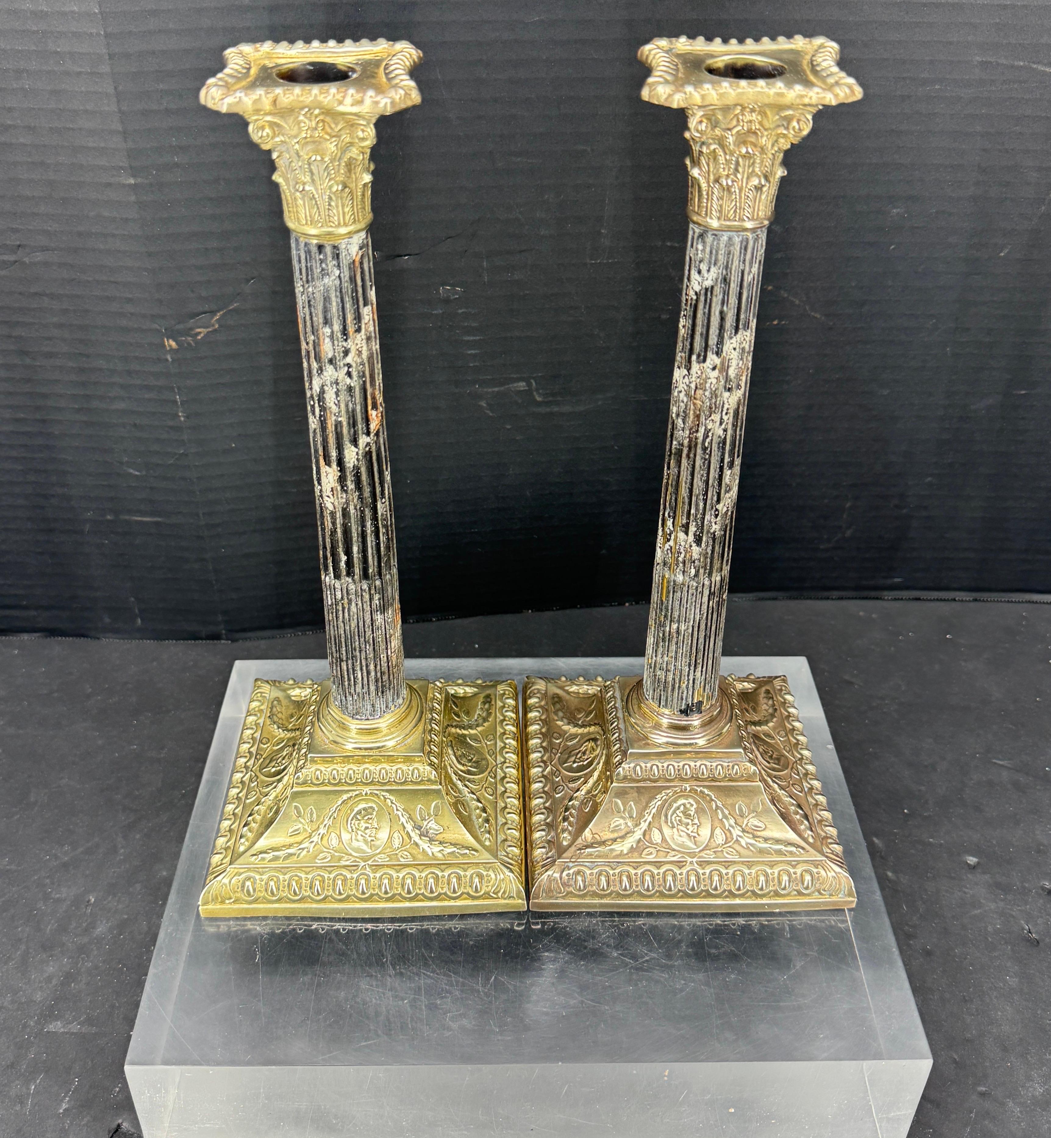 Francese Coppia di candelabri a colonna corinzia in finto marmo ormolinato in vendita