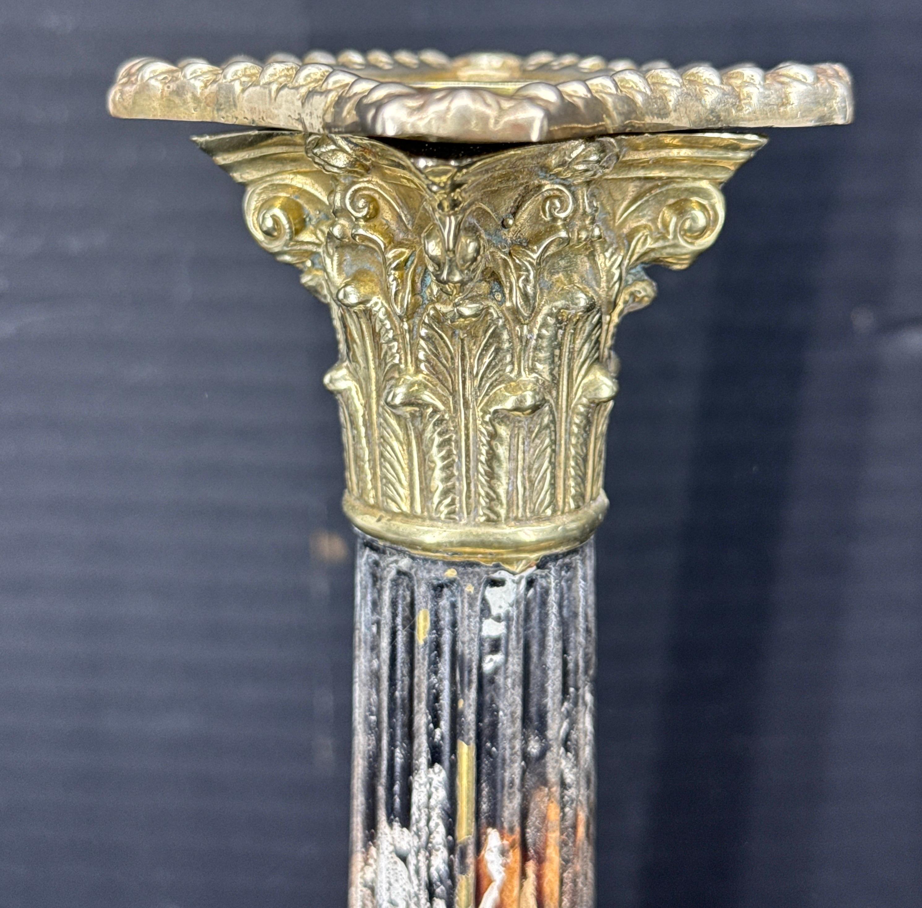 Dorato Coppia di candelabri a colonna corinzia in finto marmo ormolinato in vendita