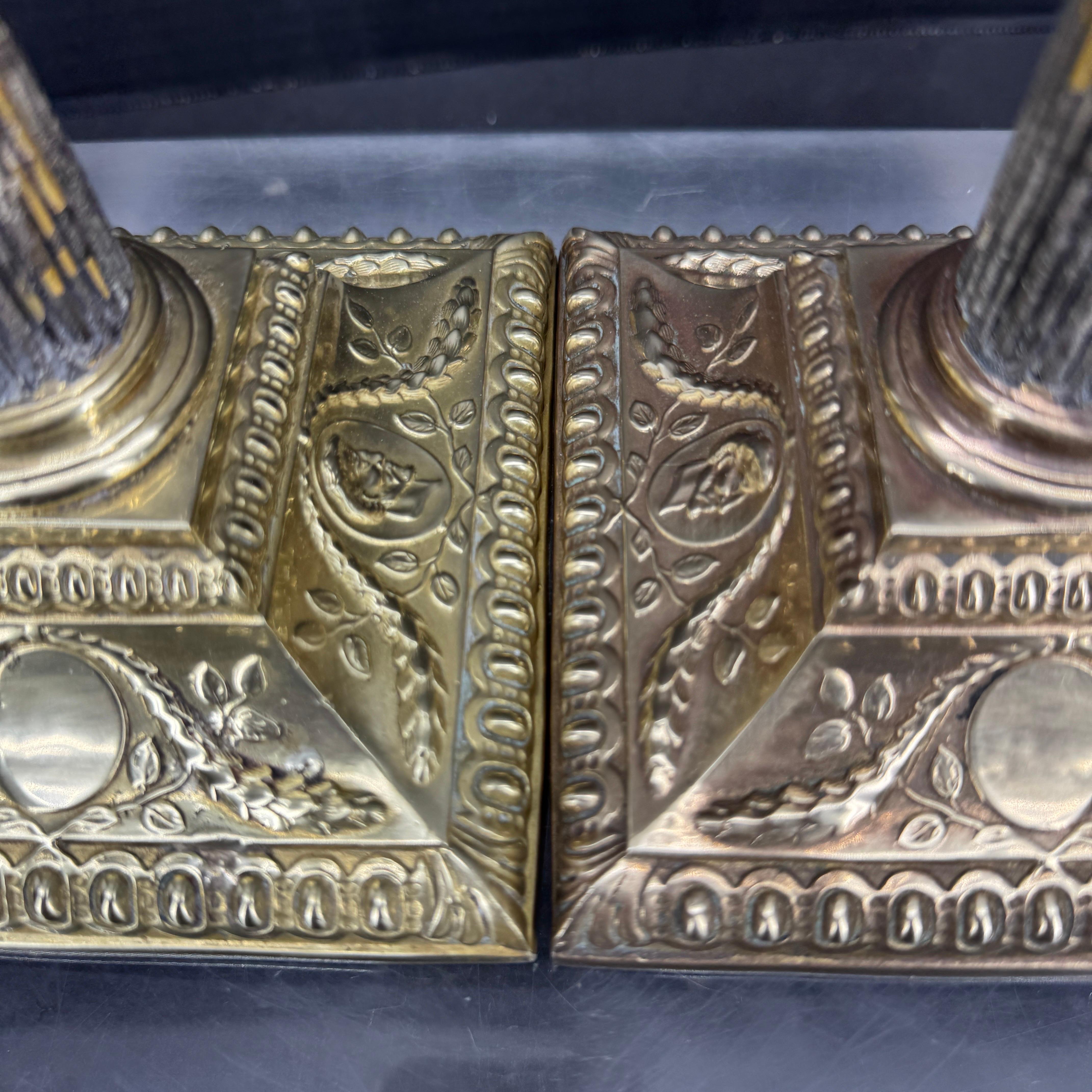 Inizio XIX secolo Coppia di candelabri a colonna corinzia in finto marmo ormolinato in vendita