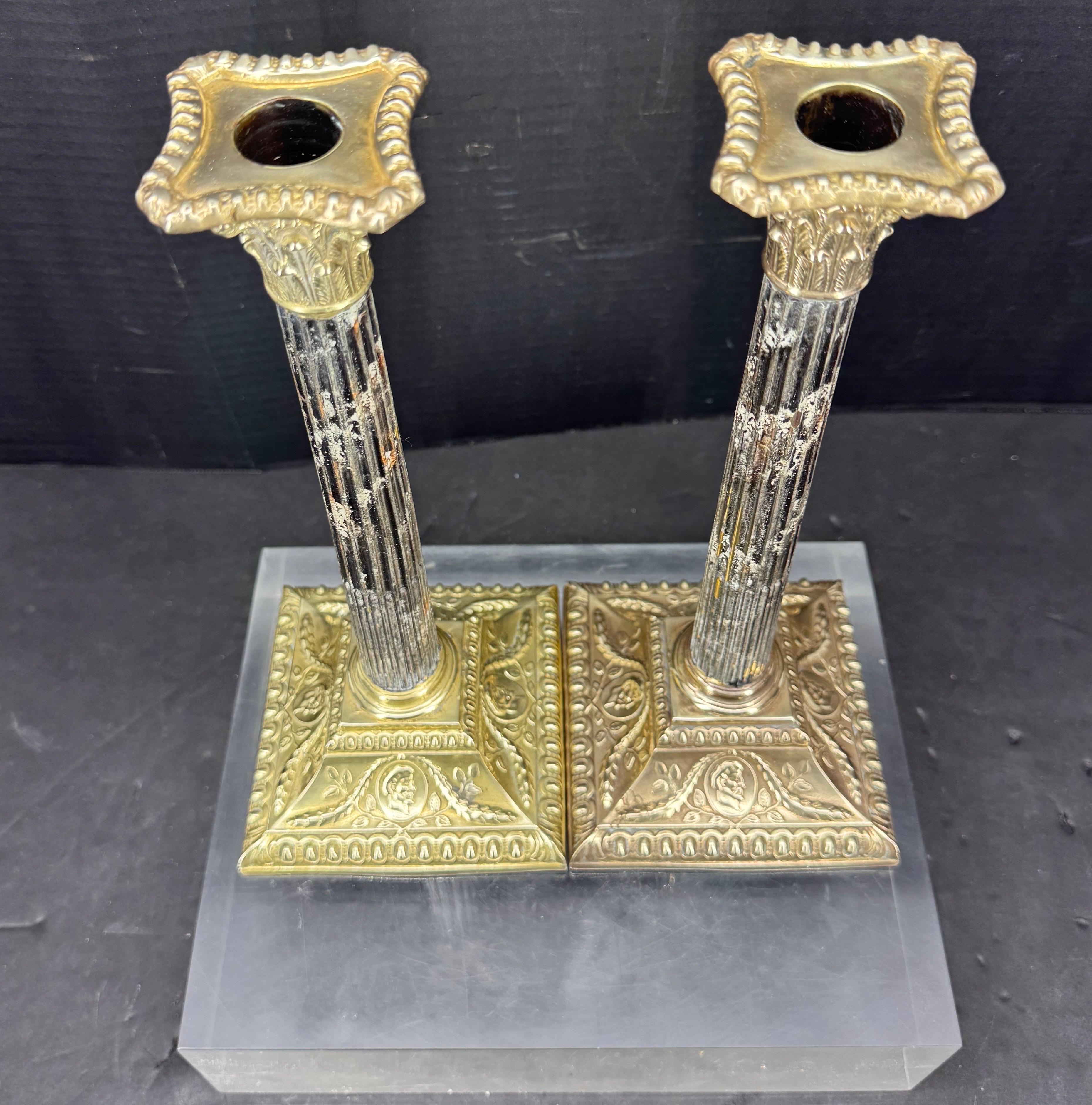 Bronzo Coppia di candelabri a colonna corinzia in finto marmo ormolinato in vendita