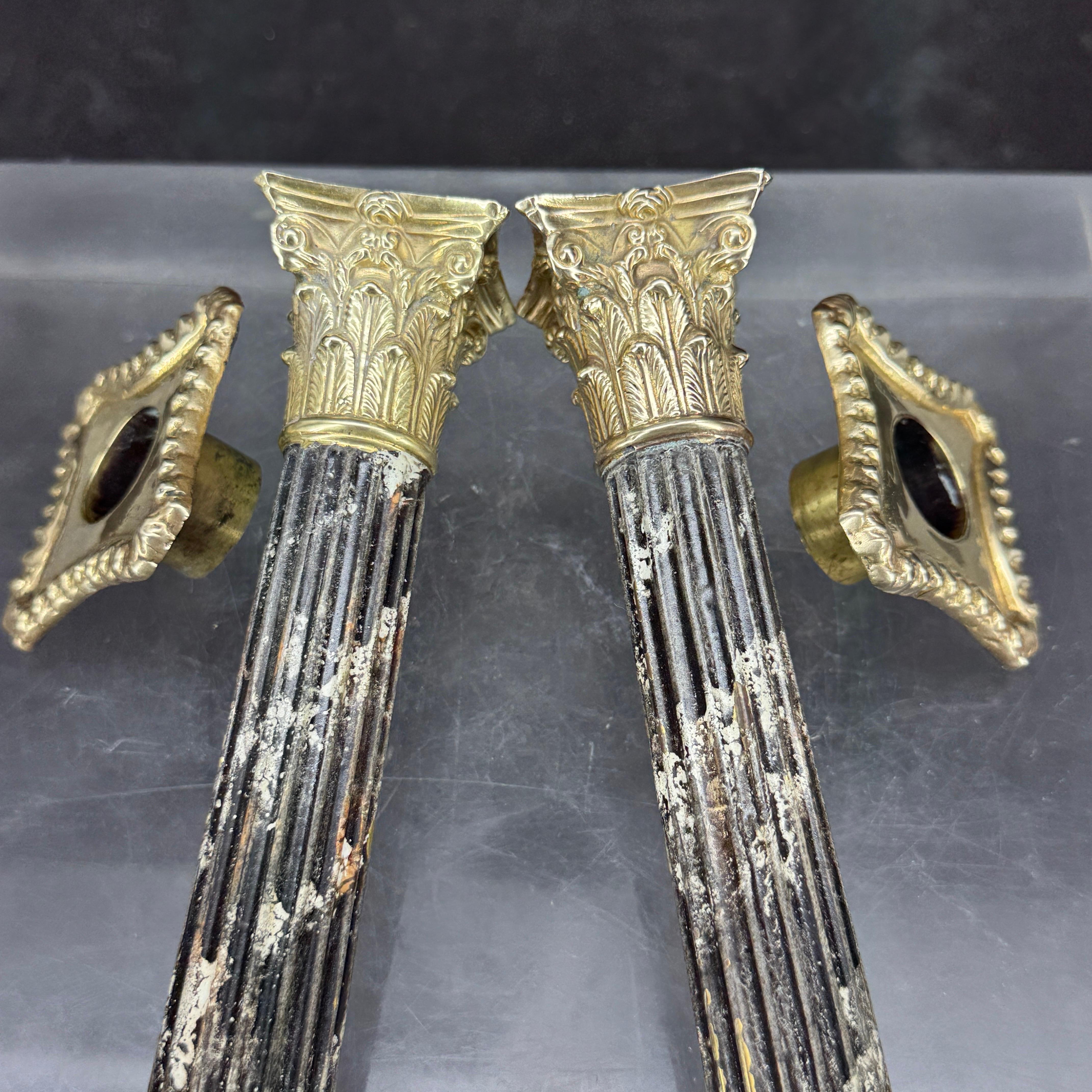 Coppia di candelabri a colonna corinzia in finto marmo ormolinato in vendita 1