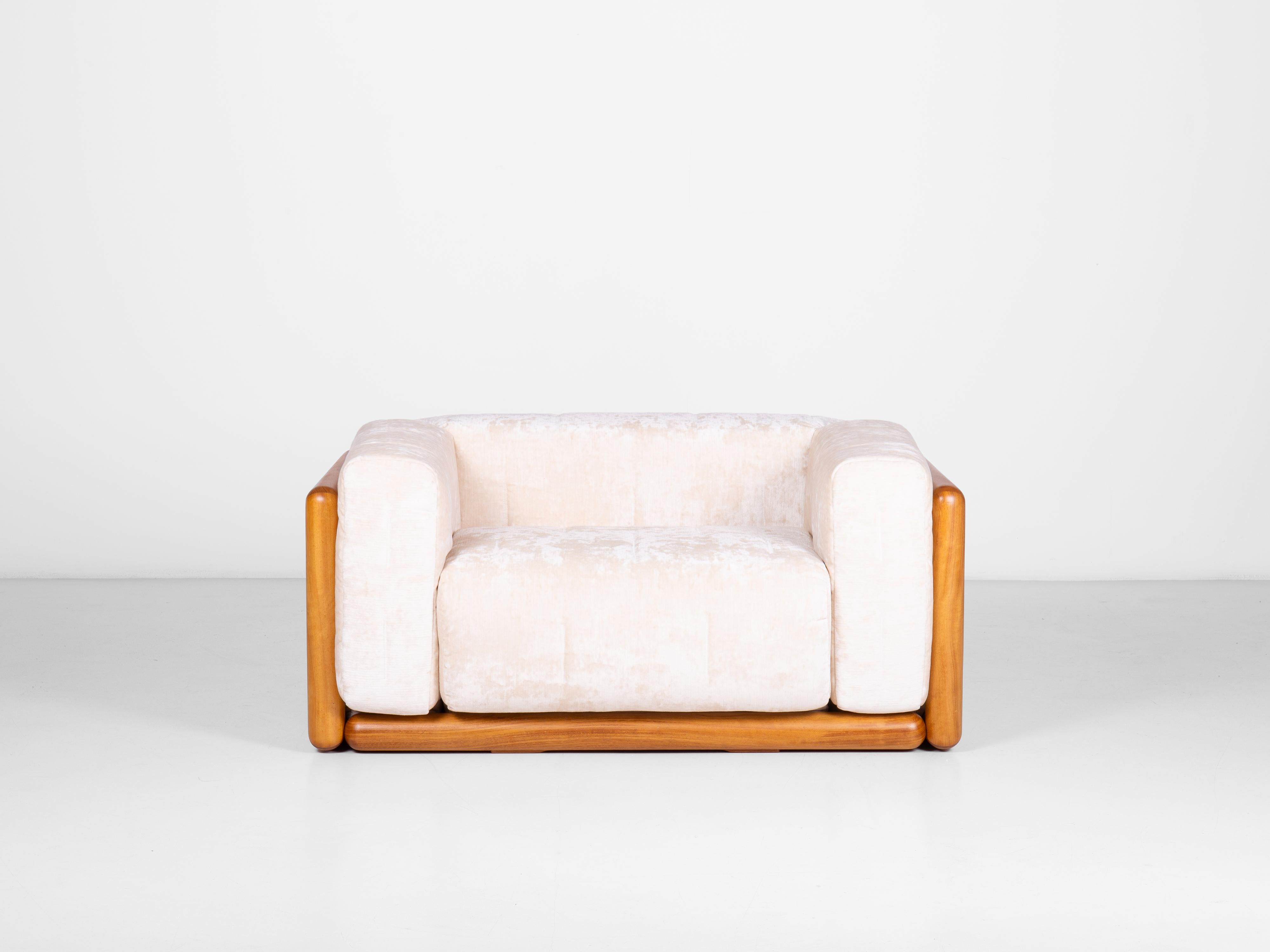 Paire de fauteuils Cornaro 140 conçus par Carlo Scarpa.

Structure en bois de frêne, revêtement en velours chenillé d'origine. Padding en polyuréthane. Le coussin latéral et le coussin de dossier d'une seule unité sont fixés aux coins du cadre.

Au