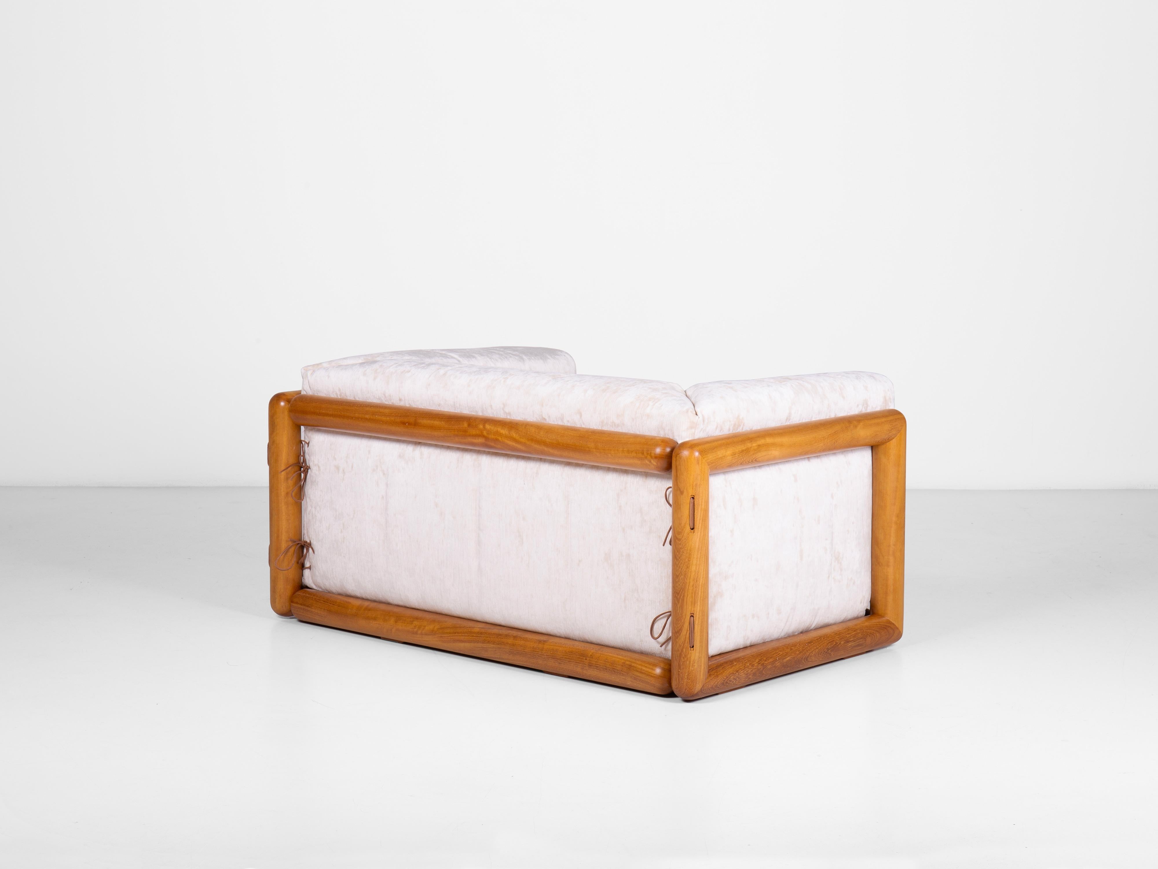 italien Paire de fauteuils Cornaro 140 de Carlo Scarpa avec structure en bois de frêne, 1974 en vente