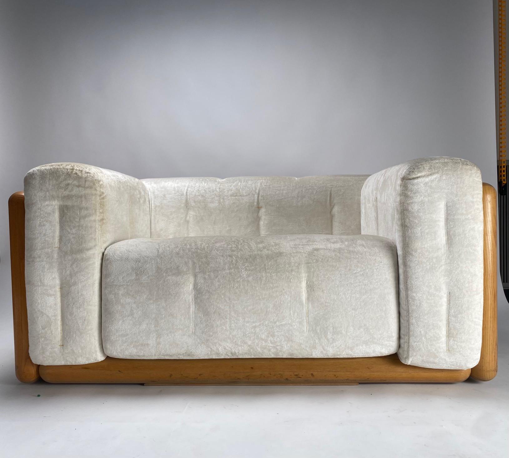 Carlo Scarpa, Cornaro 140 armchair in ash wood, made for Gavina, Italy, 1973

This is one of the rarest and most fascinating versions of the famous sofa created by Carlo Scarpa, which due to its generous dimensions and comfort can also be used as a