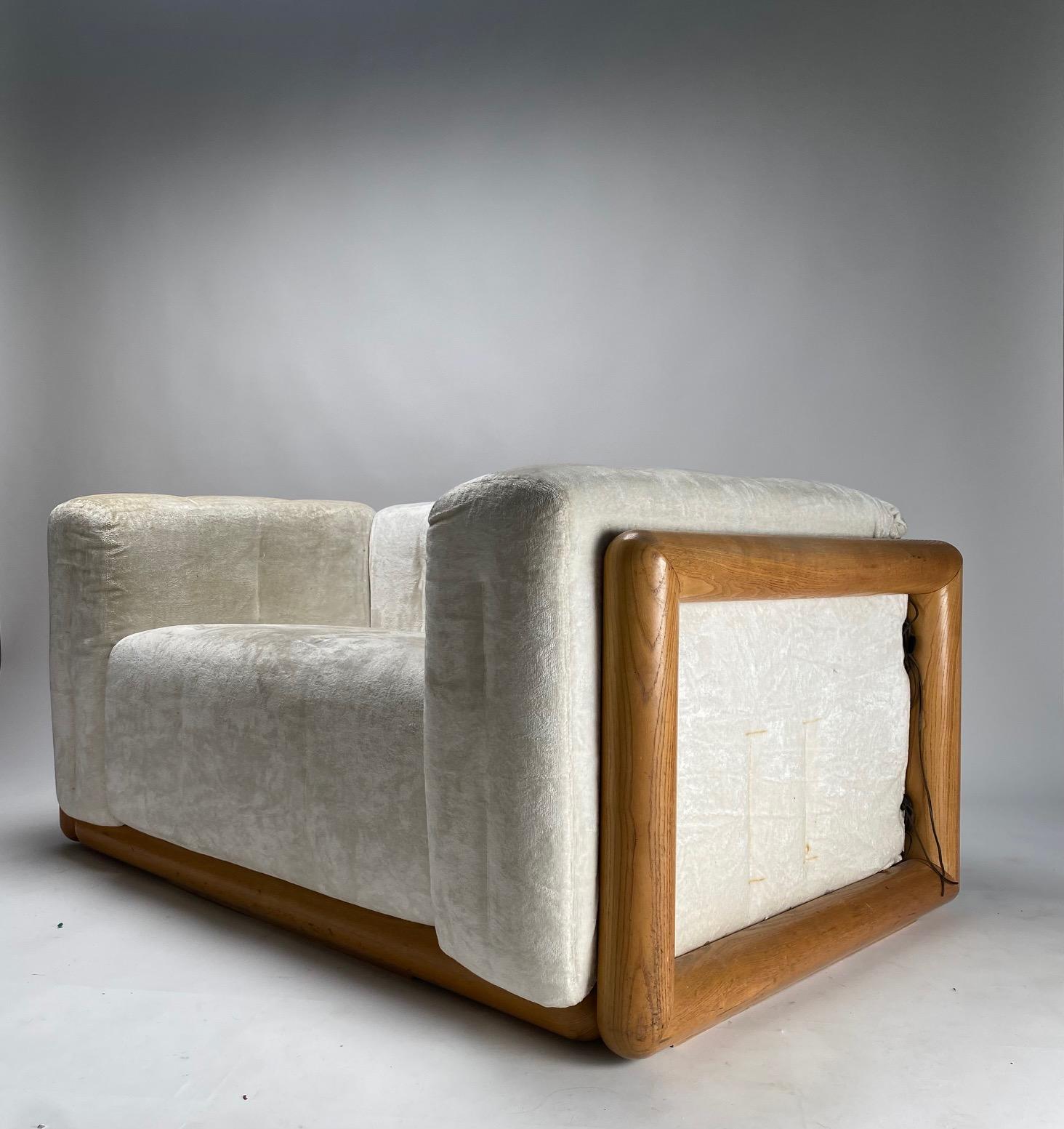 Carlo Scarpa, Cornaro 140 armchair in ash wood, made for Gavina, Italy, 1973

This is one of the rarest and most fascinating versions of the famous sofa created by Carlo Scarpa, which due to its generous dimensions and comfort can also be used as a