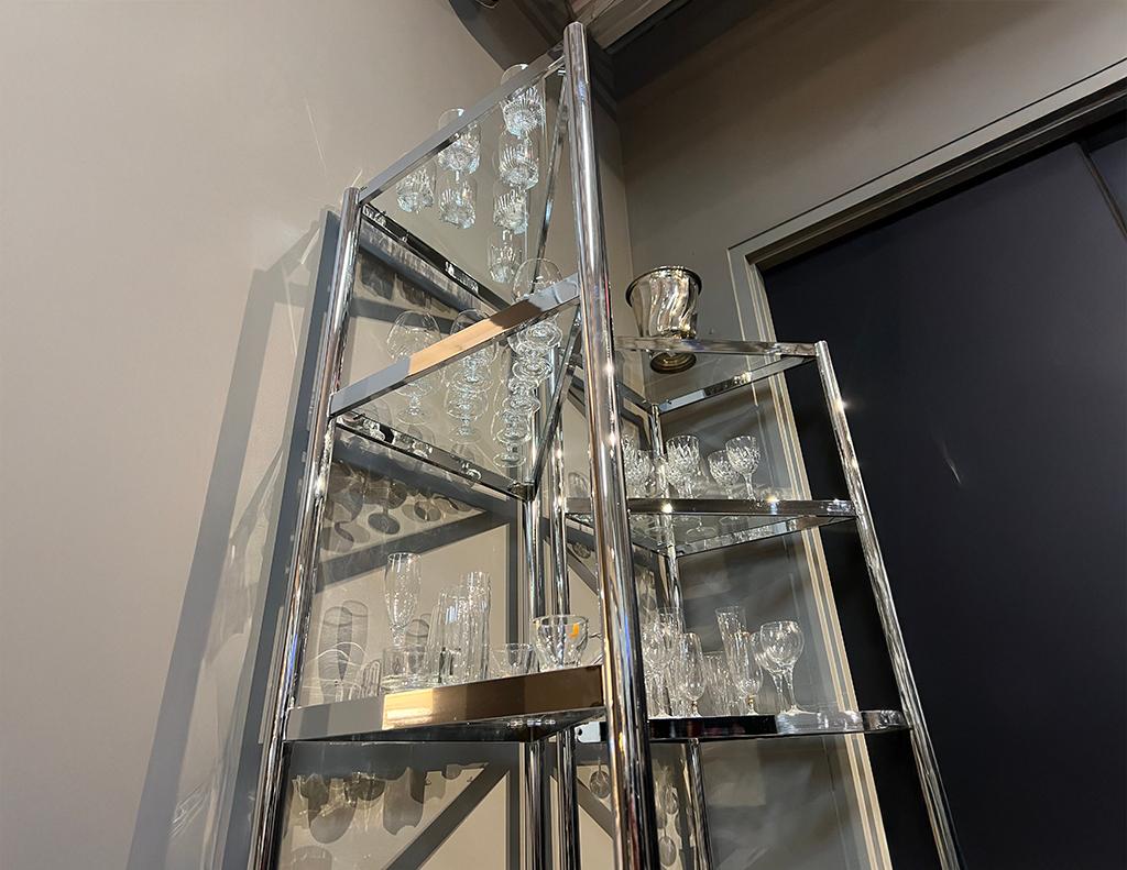 Moderno Coppia di Etegeres d'angolo in acciaio inox lucido in vendita