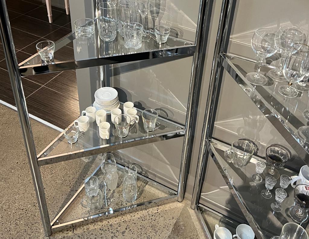 Americano Coppia di Etegeres d'angolo in acciaio inox lucido in vendita