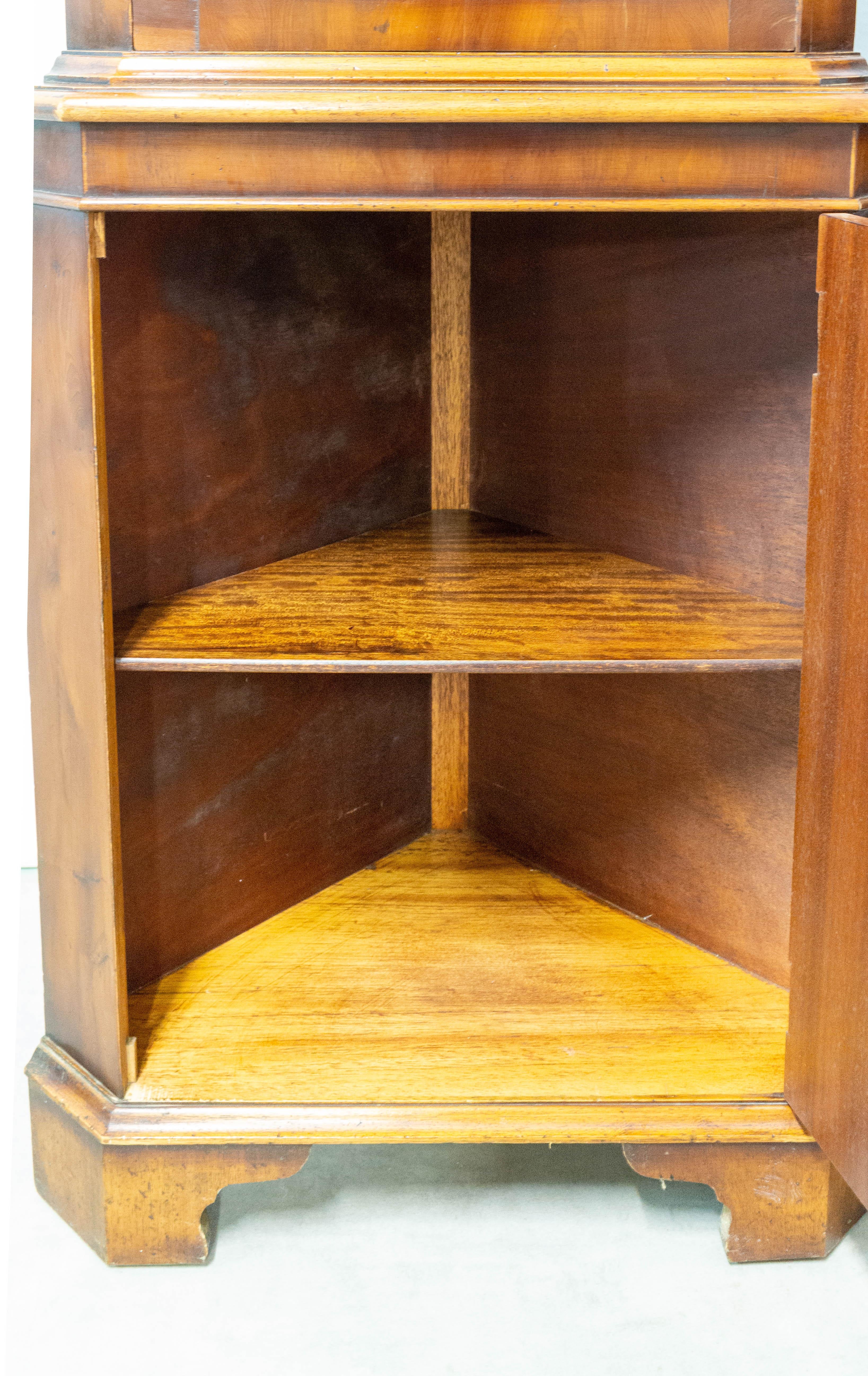 Pair of yew wood showcase cabinets corner vitrines
French midcentury, circa 1960
Measure of the fassade: 25.6 in. (65 cm)
Good condition with some marks of use

For shipping:
2 packs: 185/46/46 cm 18 kg.
  