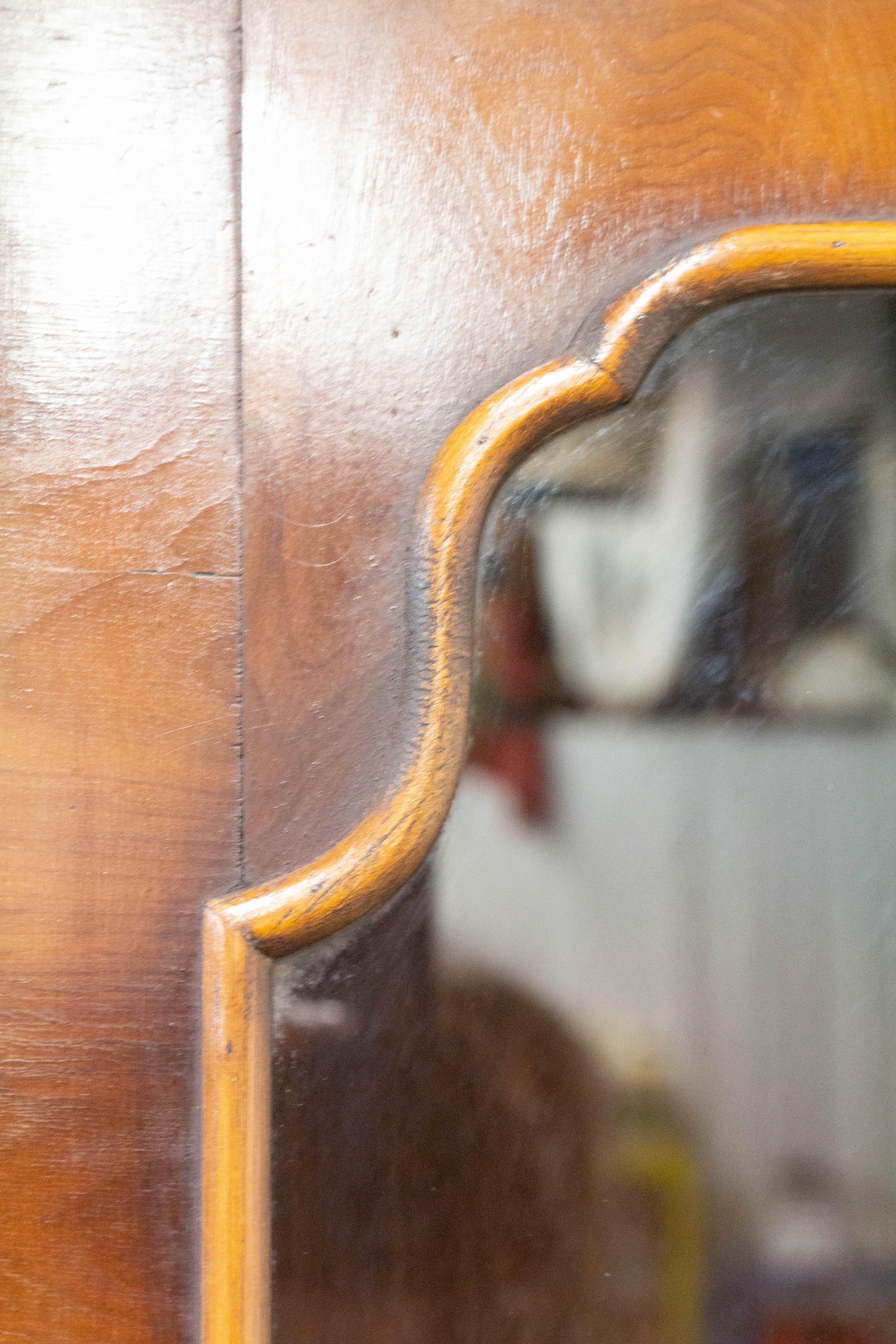 Verre Paire de vitrines d'angle françaises en bois d'if du milieu du siècle dernier en vente