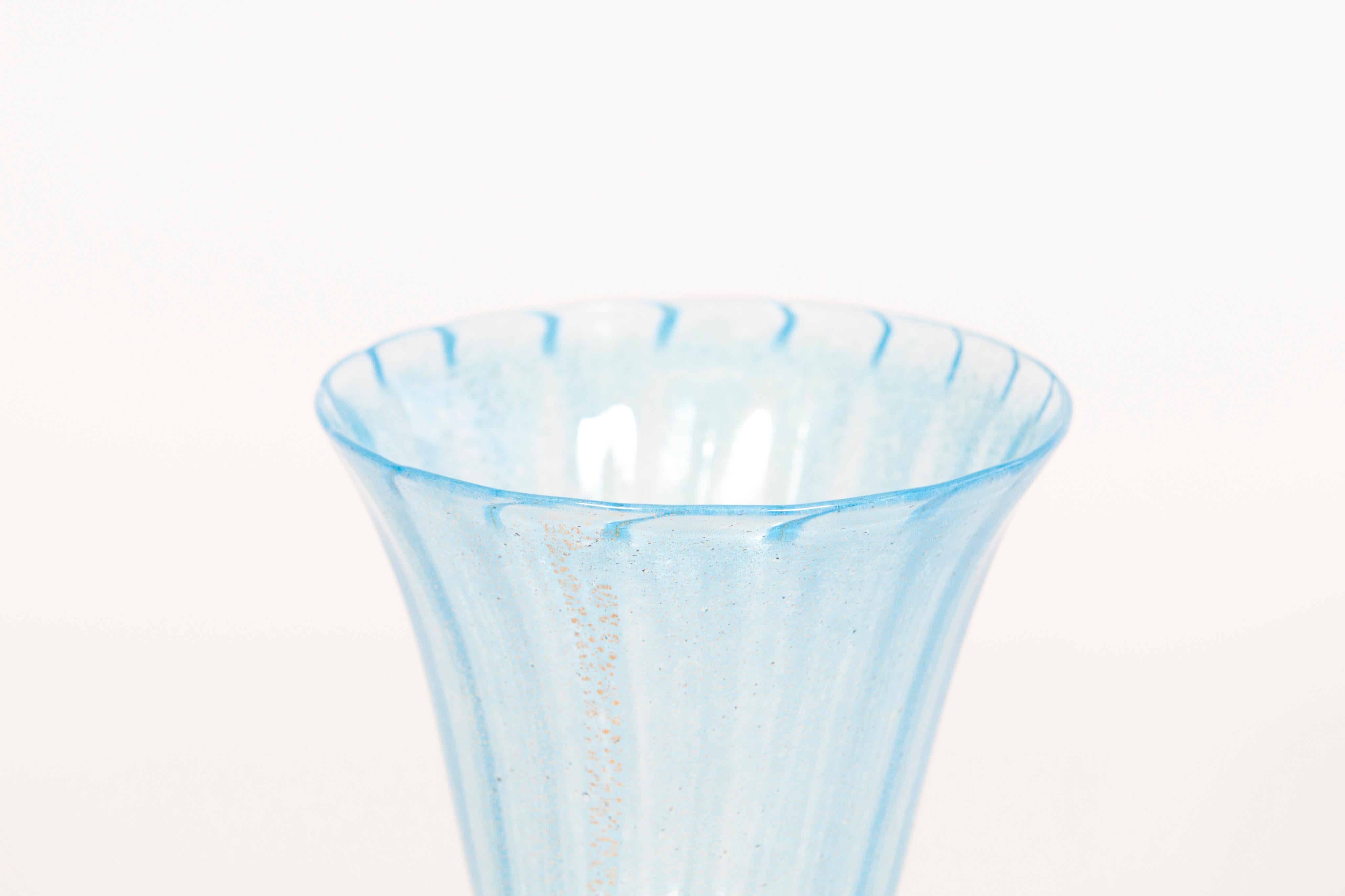 Or Paire de gobelets à corne d'abondance en verre de Murano soufflé avec finitions dorées, années 1960, Italie en vente