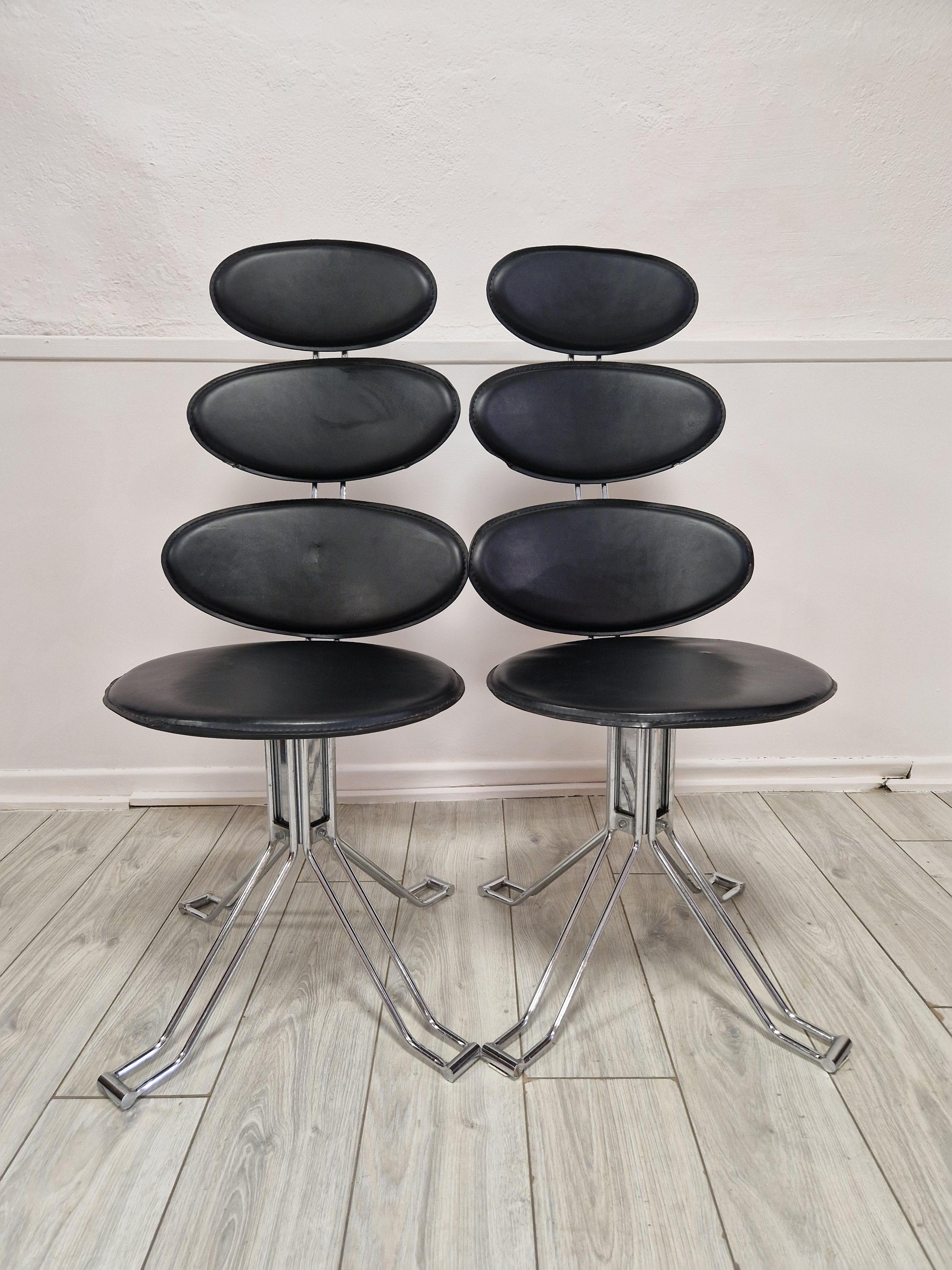 Mit diesen Drehstühlen im Corona-Stil, die dem bekannten Designer Paul Volter zugeschrieben werden, verleihen Sie Ihrem Wohnraum einen Hauch von Vintage-Flair. Sie verkörpern die Ästhetik des Mid-Century Modern und sind mit einer Drehfunktion
