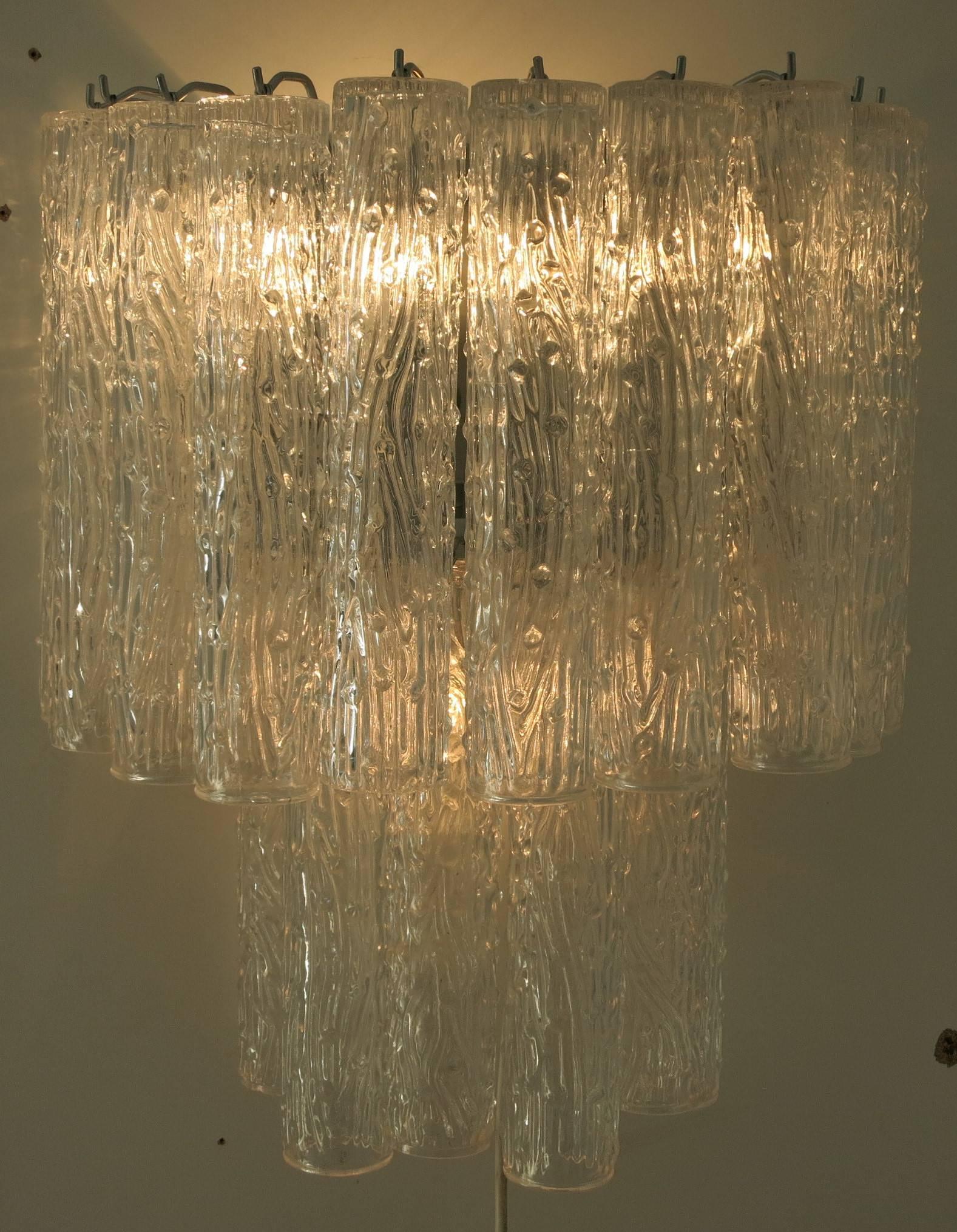 Original vintage pair of Italian wall lights with 17 clear Murano glass tubes blown in Corteccia technique to resemble bark-like patterns mounted on chrome metal frames / Designed by Venini, circa 1960’s / Made in Italy
3 lights / E12 or E14 type /