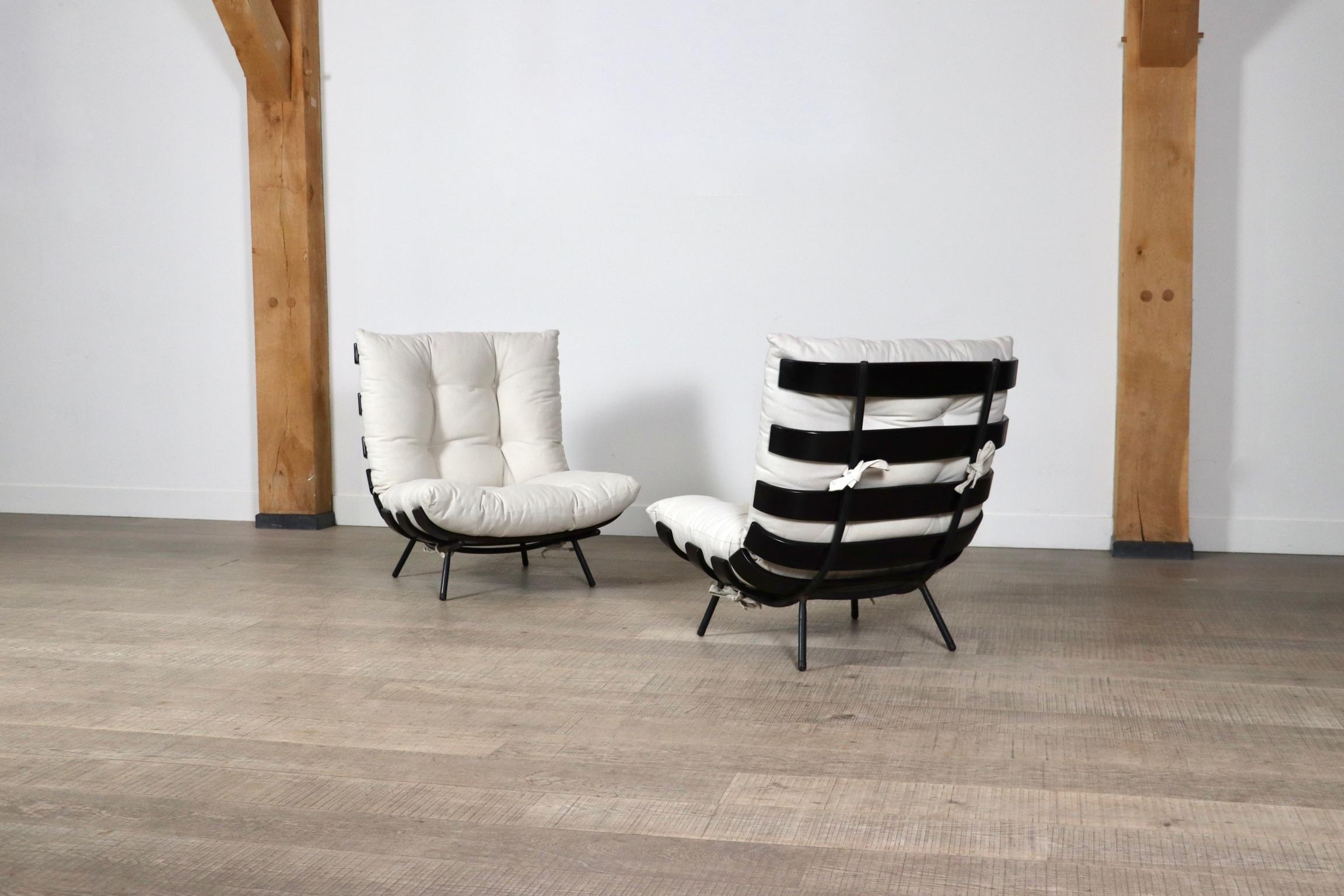 The beautiful 'Costela' lounge chairs by Carlo Hauner and Martin Eisler are one of the icons of Brazilian Mid-Century Modern Design. The name ‘Costela’ which translates as rib, is apparent in the design with it’s eight dark stained wooden slats that