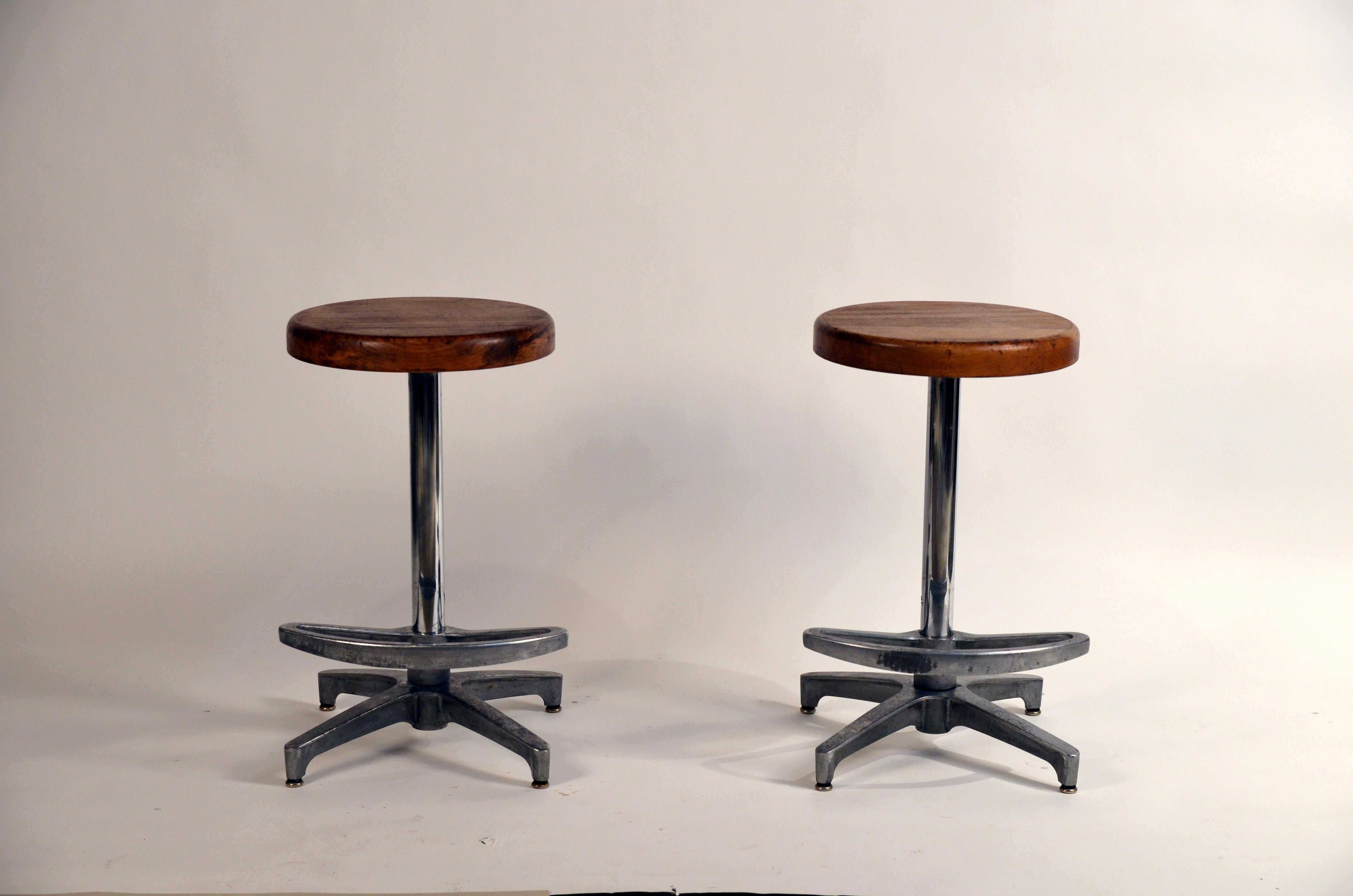 Pair of Counter Height Swiveling Bar Stools In Good Condition In Los Angeles, CA