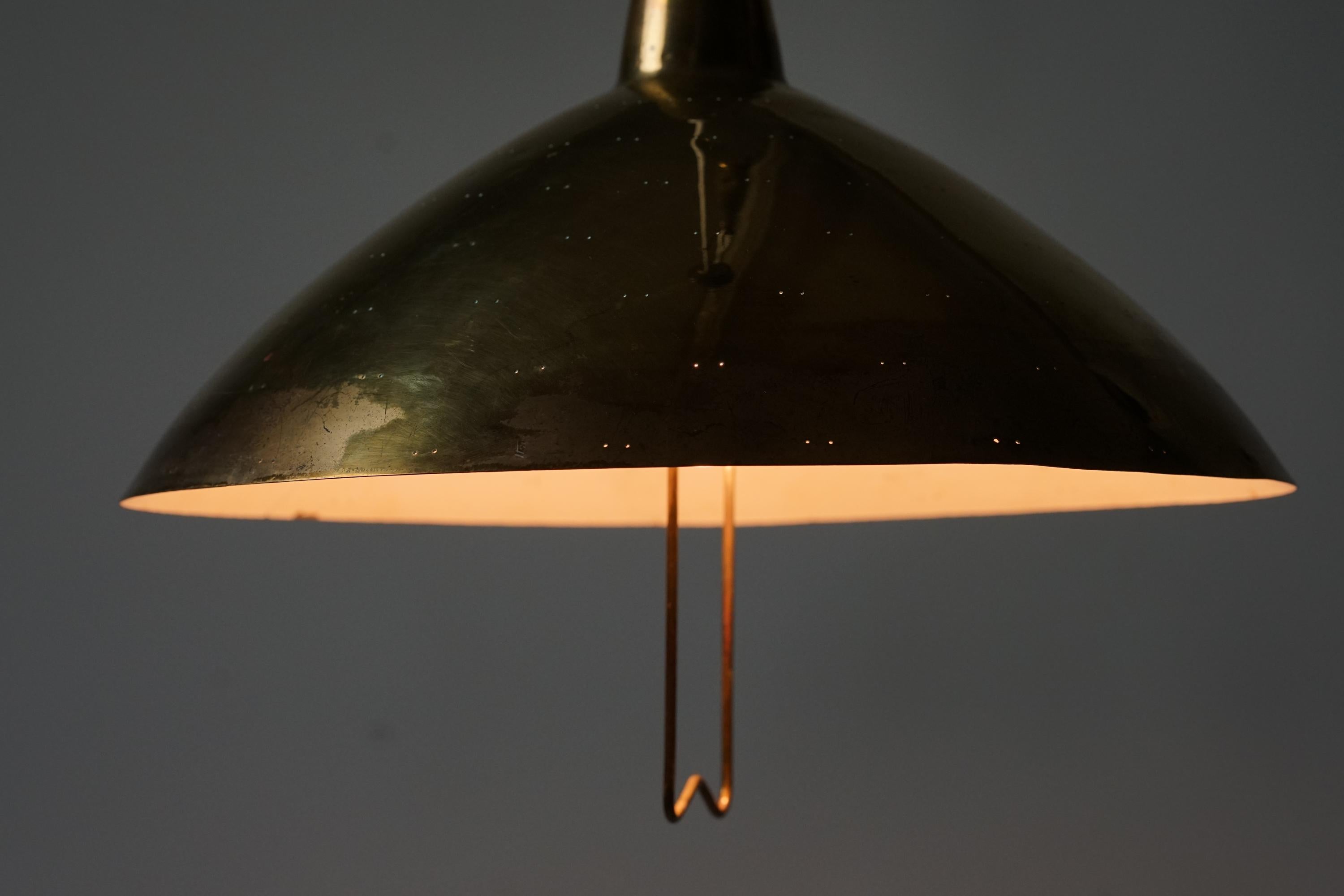 Coppia di pendenti in ottone a contrappeso di Itsu Oy, anni '50 in vendita 3