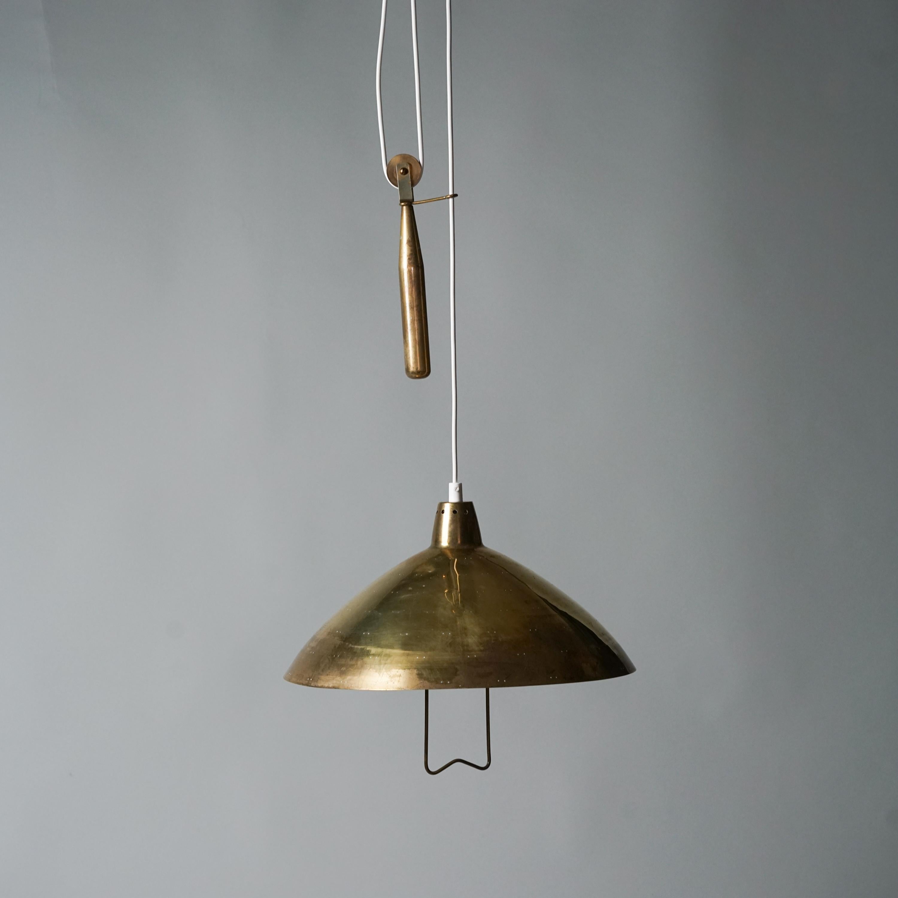 Coppia di pendenti in ottone a contrappeso di Itsu Oy, anni '50. Buone condizioni vintage, patina coerente con l'età e l'uso. I ciondoli sono venduti come set. Un bellissimo design moderno scandinavo. 