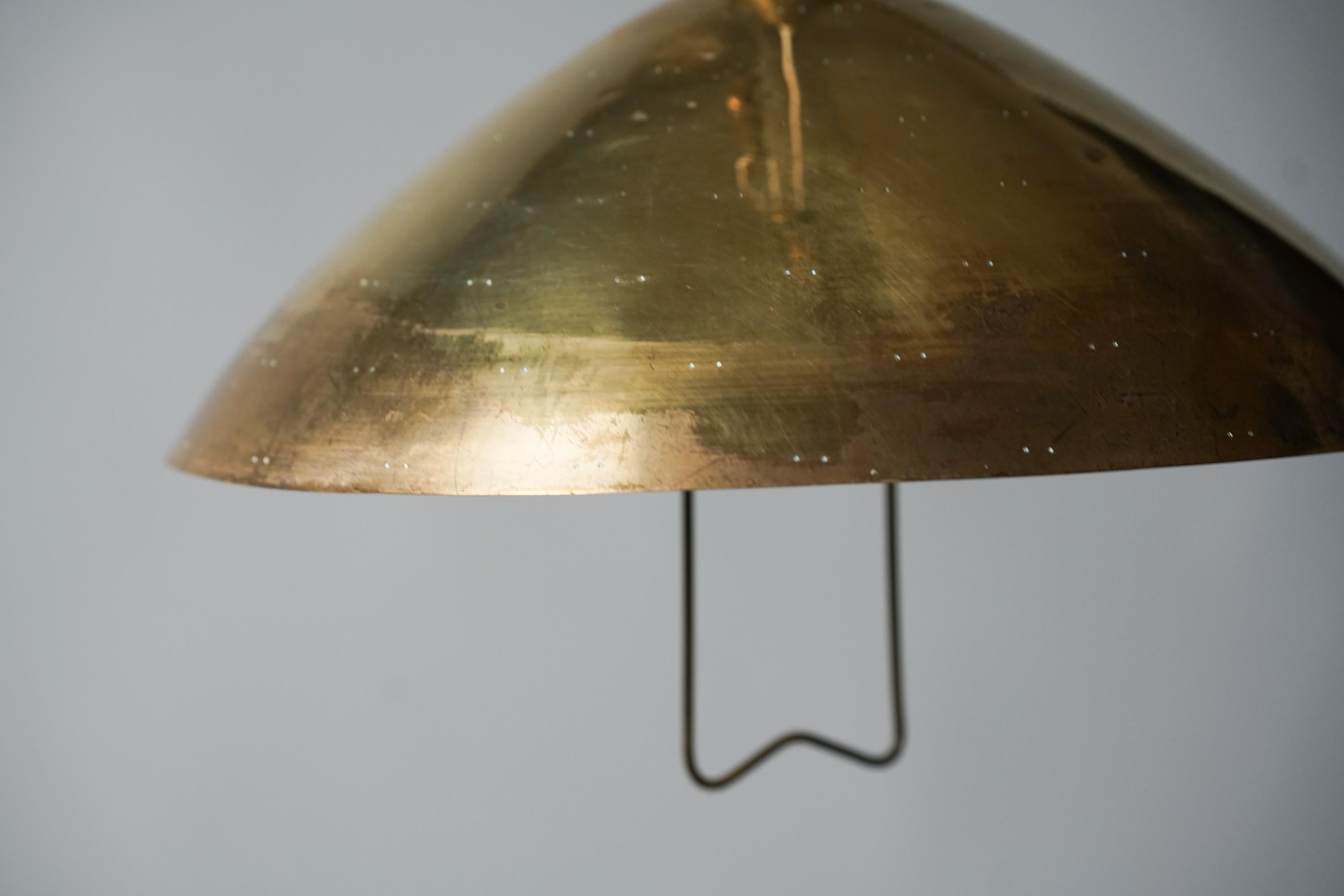 Ottone Coppia di pendenti in ottone a contrappeso di Itsu Oy, anni '50 in vendita