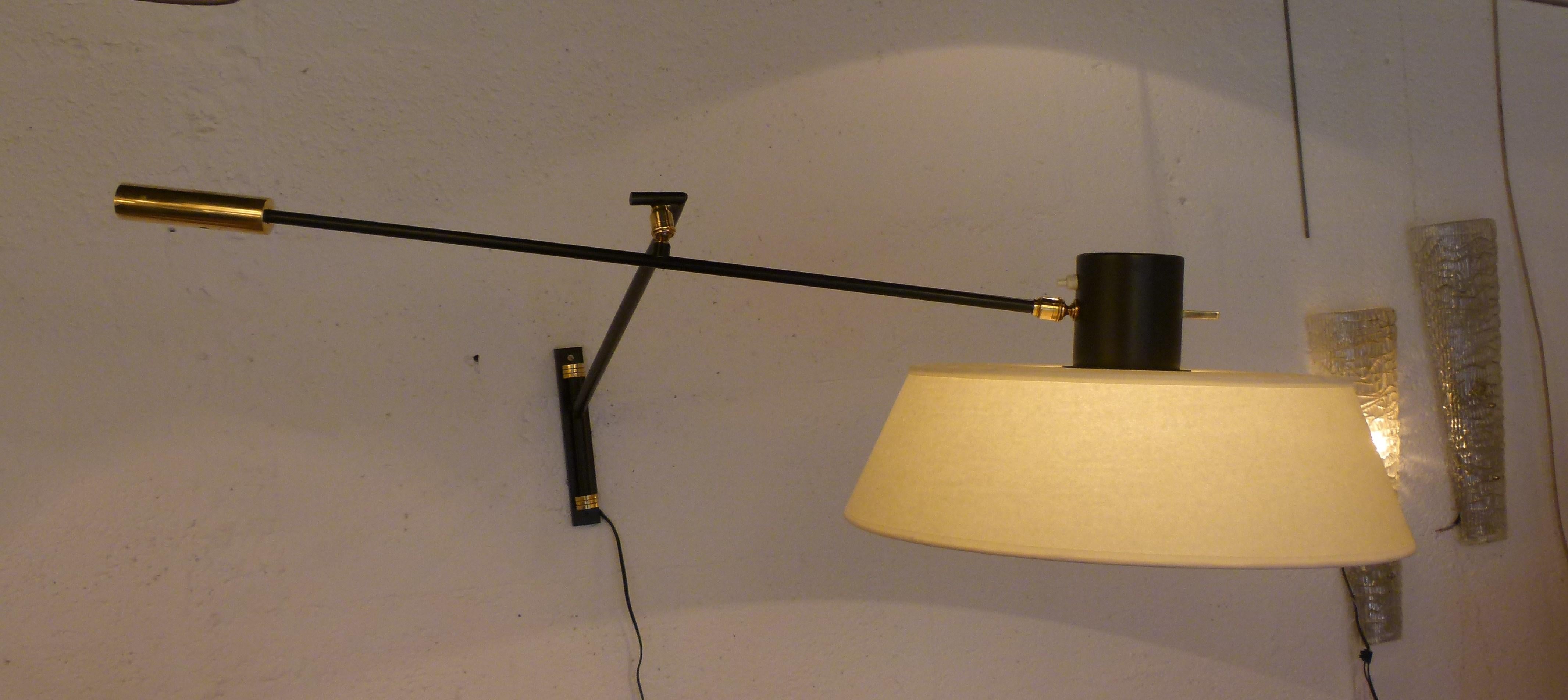 Paire d'appliques à contrepoids, Maison Lunel circa 1950 en vente 4